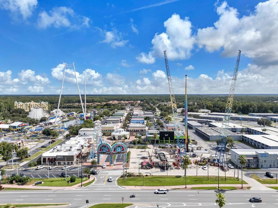 Magic Studio 7 min to Disney w Pool & Free Parking view 2