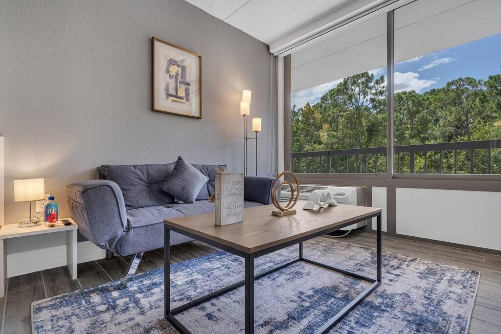 Magic Studio 7 min to Disney w Pool & Free Parking view 3