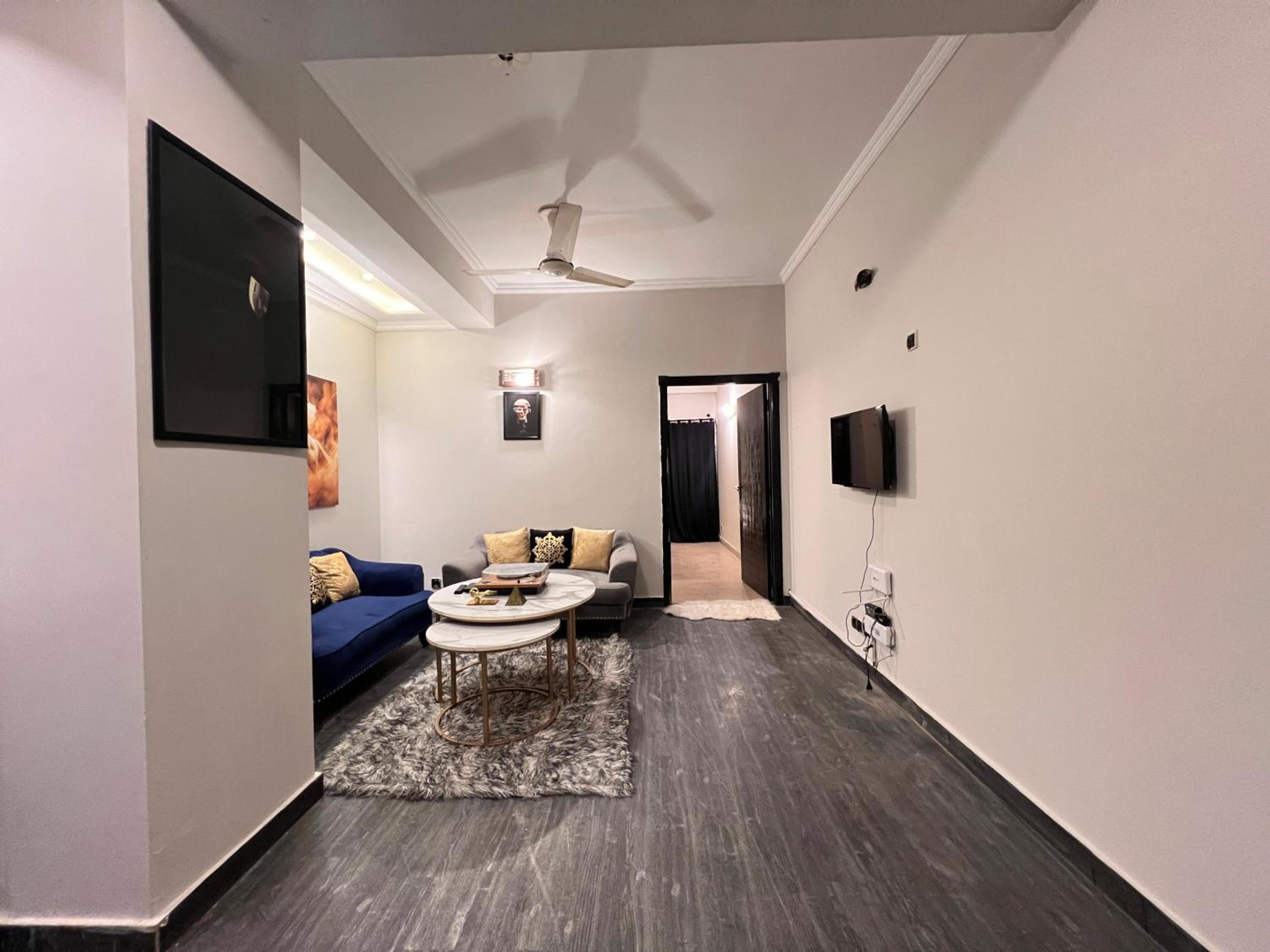 SMOOKY LOUNGE - 1BHK NETFLIX-HEATED - ISB LUx view 2