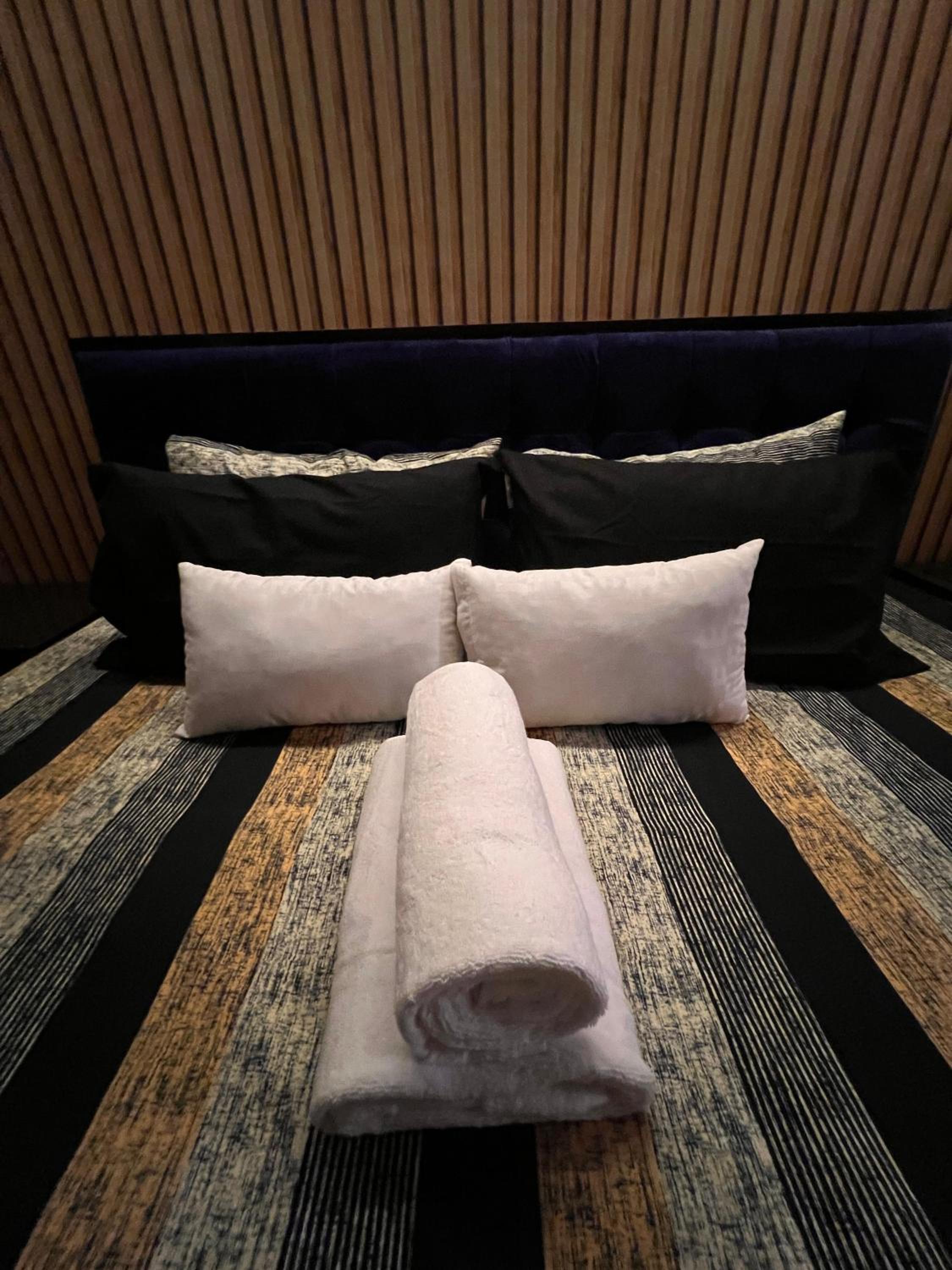 SMOOKY LOUNGE - 1BHK NETFLIX-HEATED - ISB LUx view 3