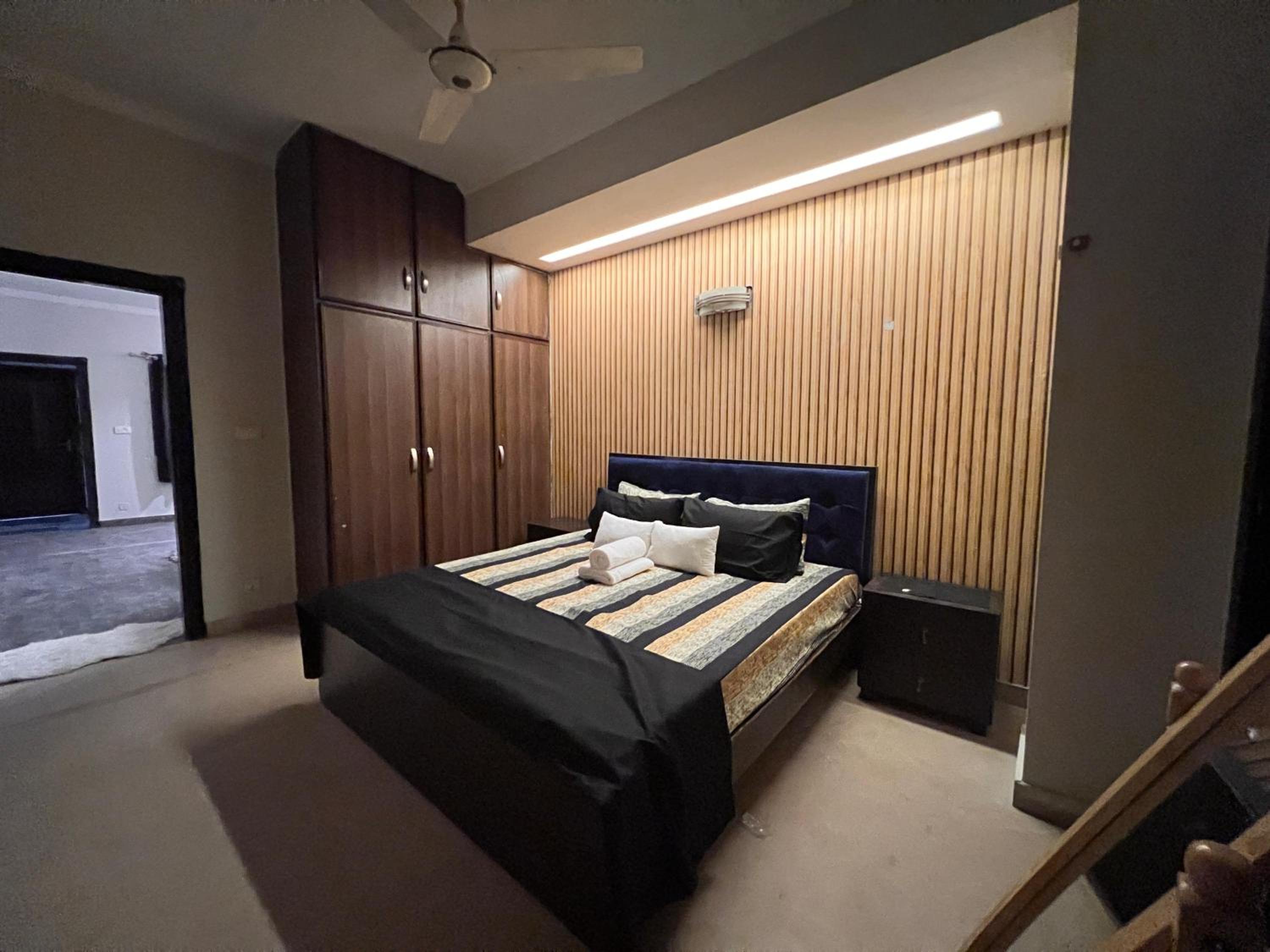 SMOOKY LOUNGE - 1BHK NETFLIX-HEATED - ISB LUx view 4
