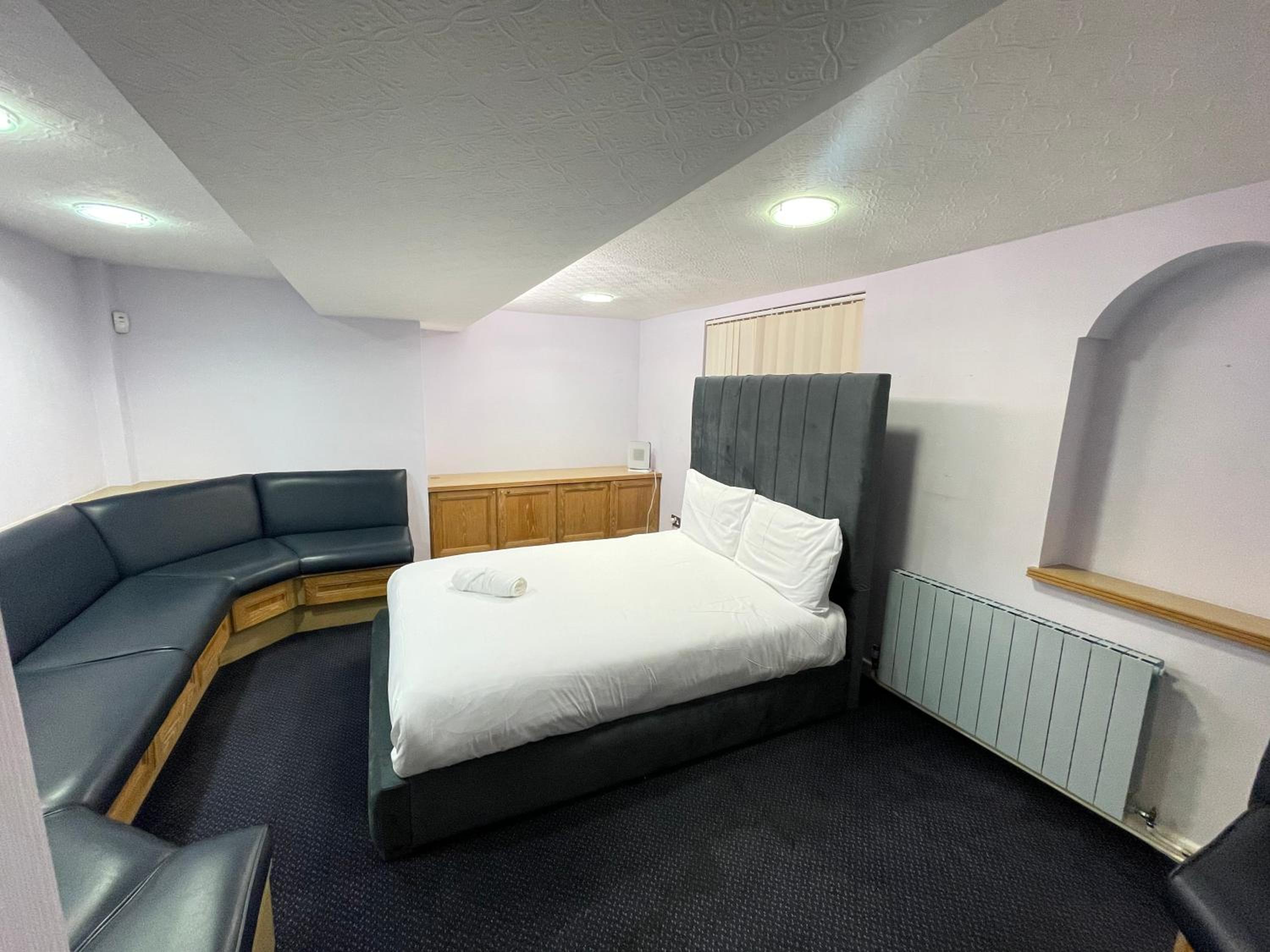 Bolton Vacations - TCH Lodge - Property Image 4