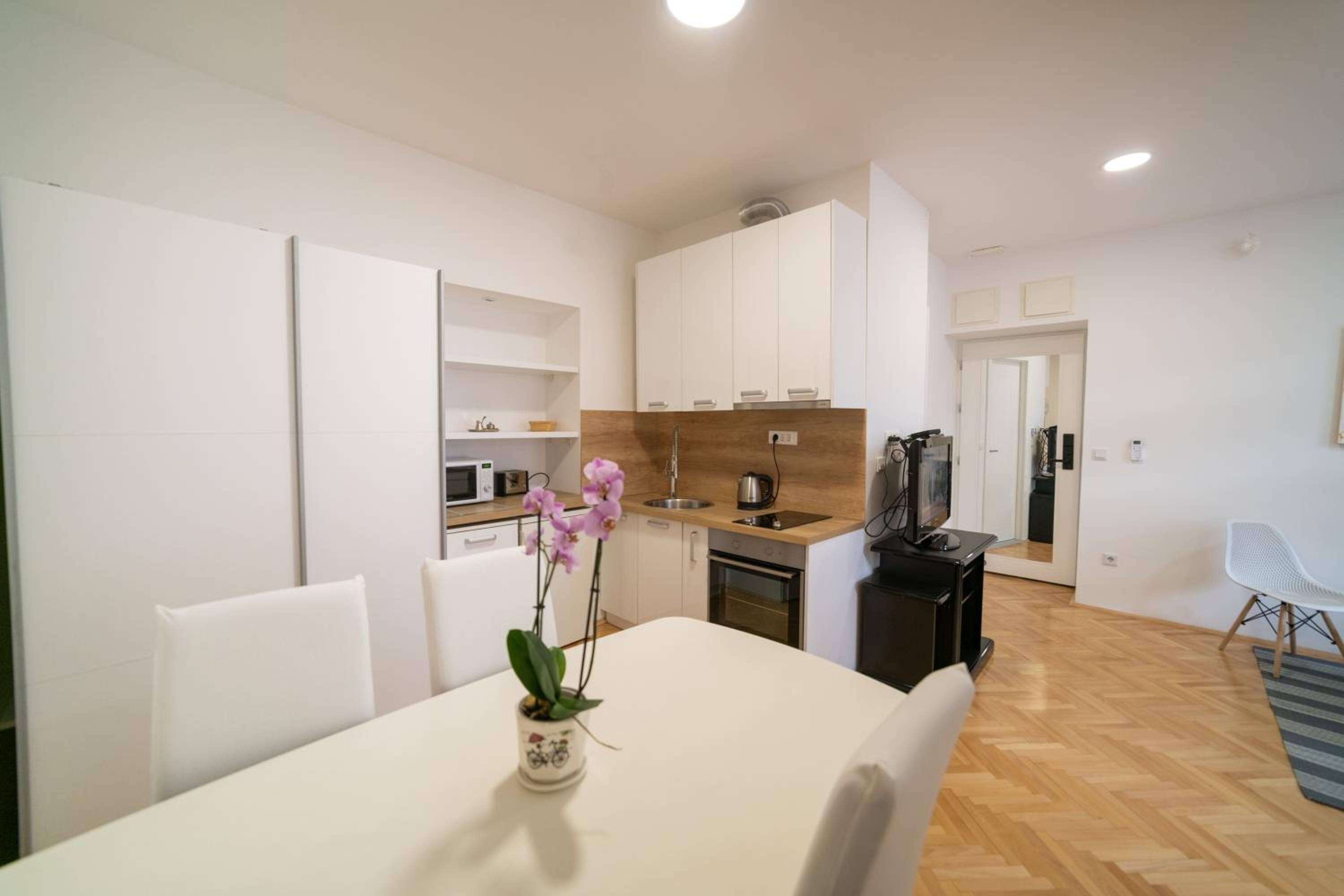 Four Seasons Apartments