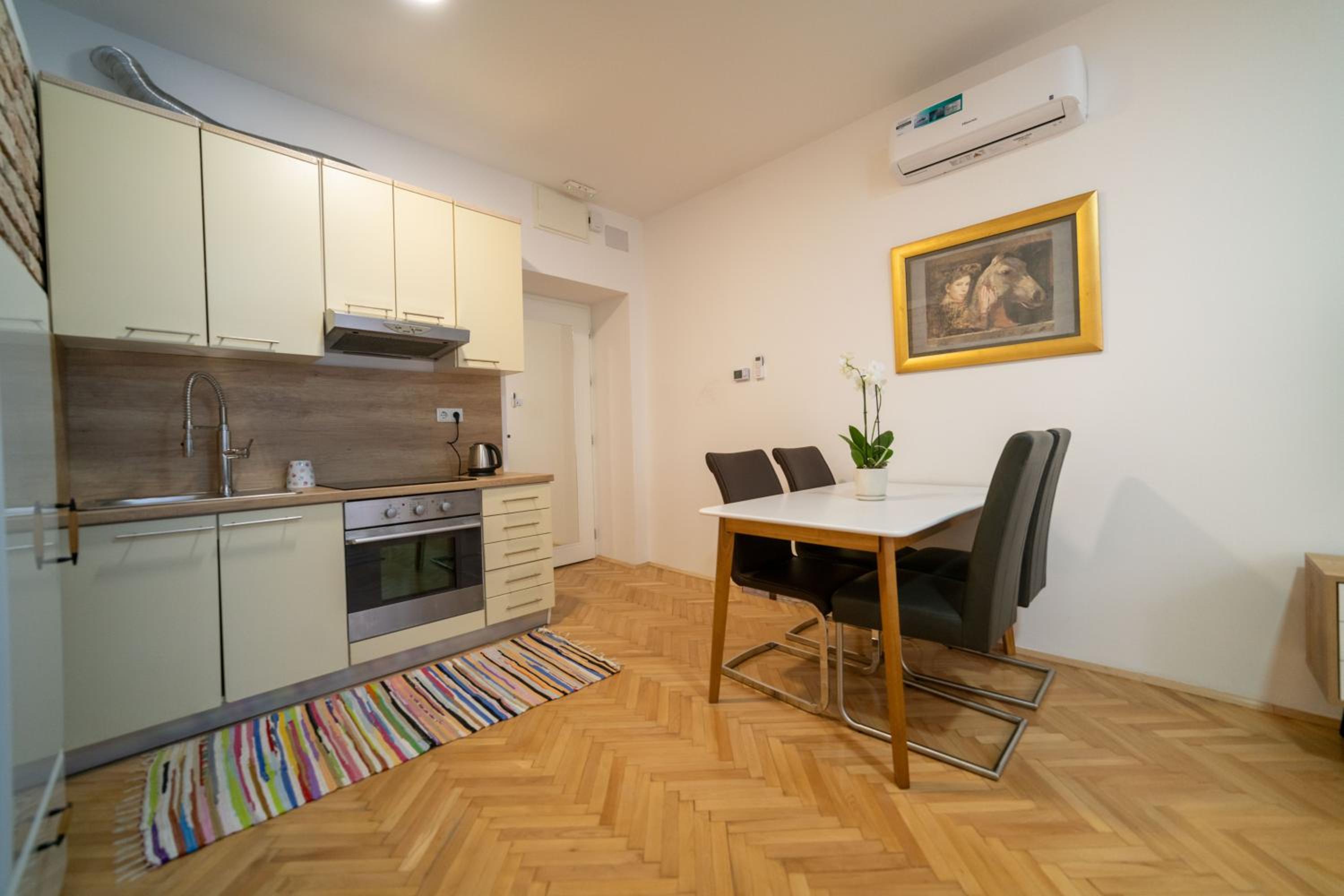 Four Seasons Apartments