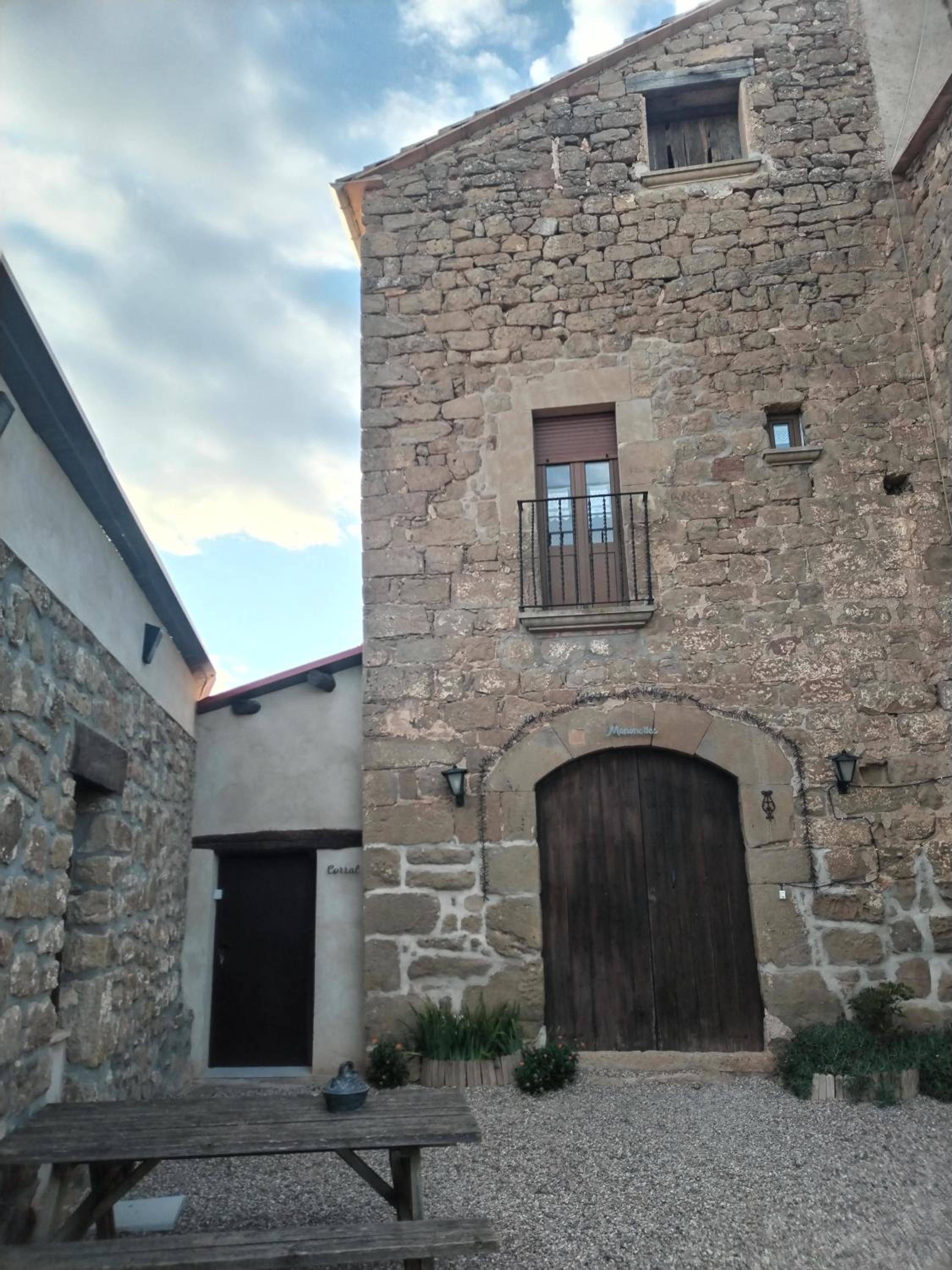 Masia Manonelles view 3