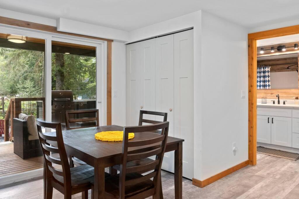 Luxe Chalet at Rainier Entrance with Hot Tub-AC-WiFi view 4