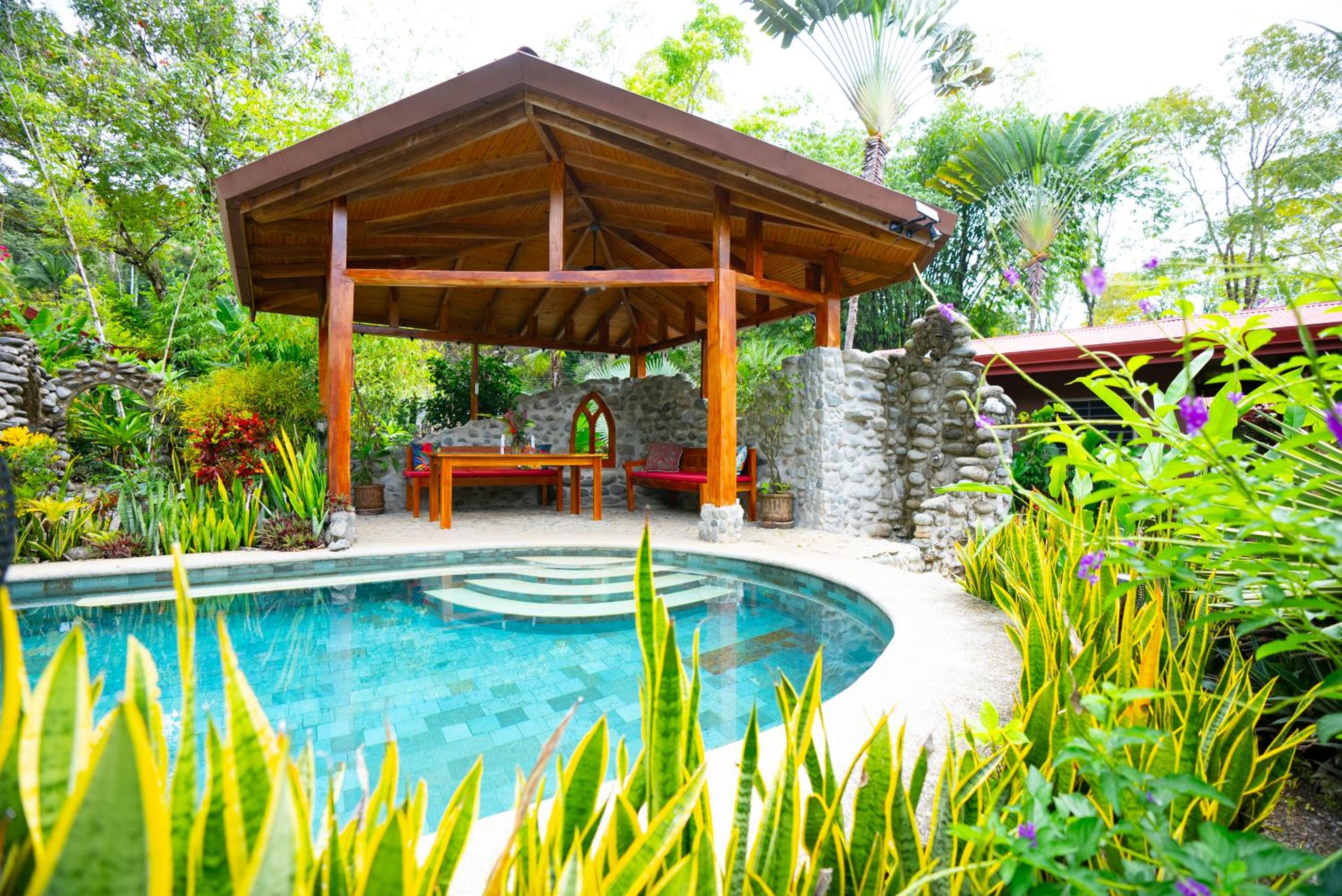 Toucan Villa -riverfront With Pool & Near A Beach