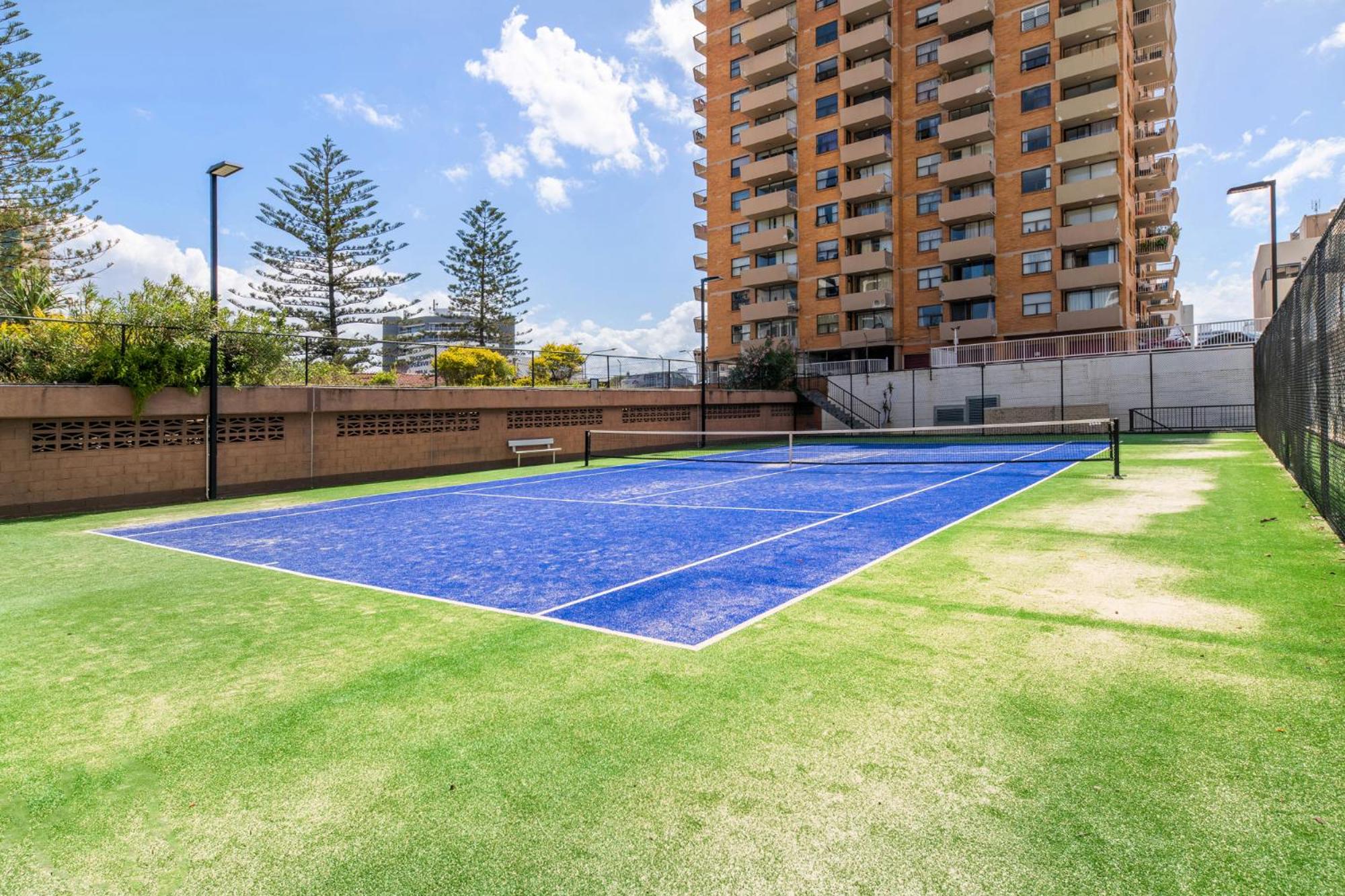 SURFERS PARADISE ABSOLUTE BEACHFRONT WITH VIEWS, 24th FLOOR , 1 br Apt - IDEAL FOR COUPLES or 2 PPL TRAVELLING TOGETHER
