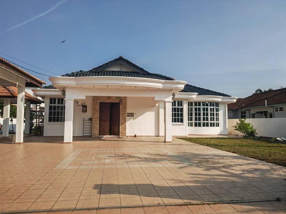 Cozy Deluxe House Padang Serai 28pax photo 4