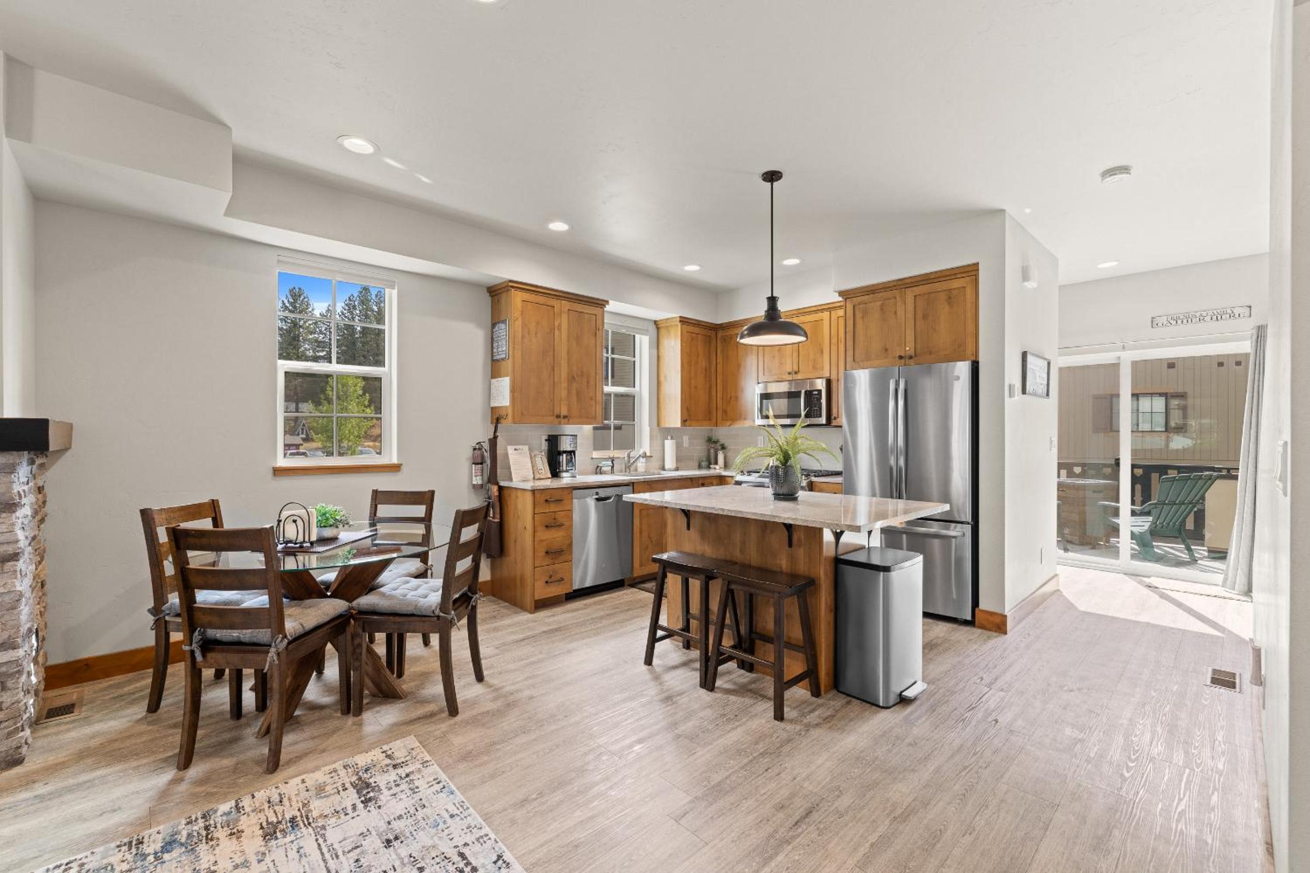 New! Silverpine Getaway - downtown McCall - walk to lake - garage - 1 pet ok view 3