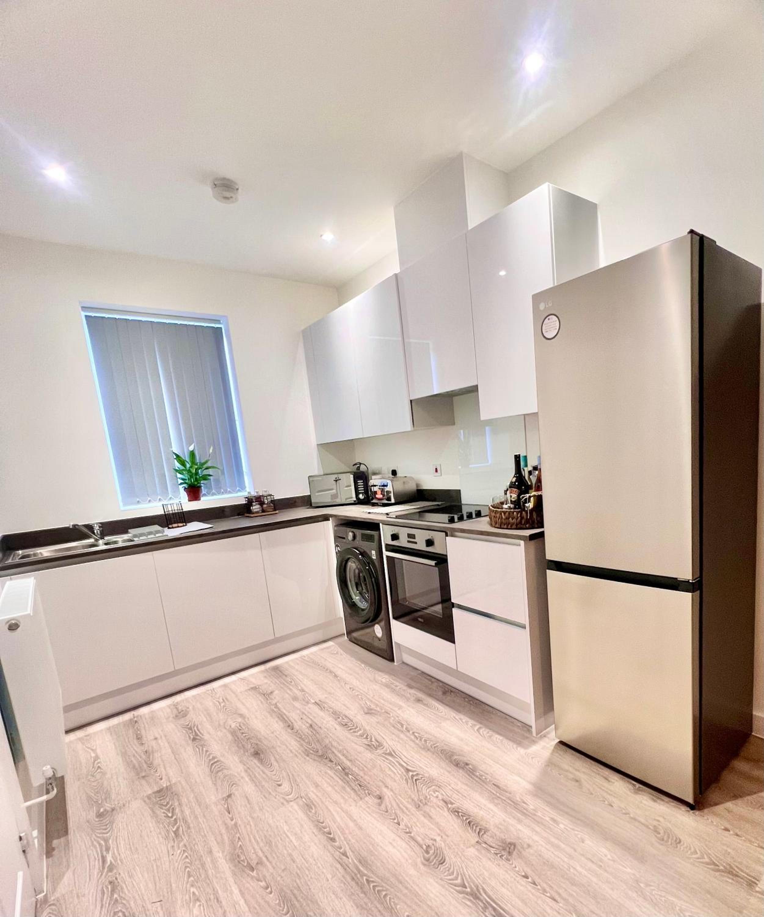 The Parkes - A Stylish 3BR House with free parking, 5 mins from Central Birmingham close to Edgbaston Cricket Ground, The University of Birmingham, Aston a view 2