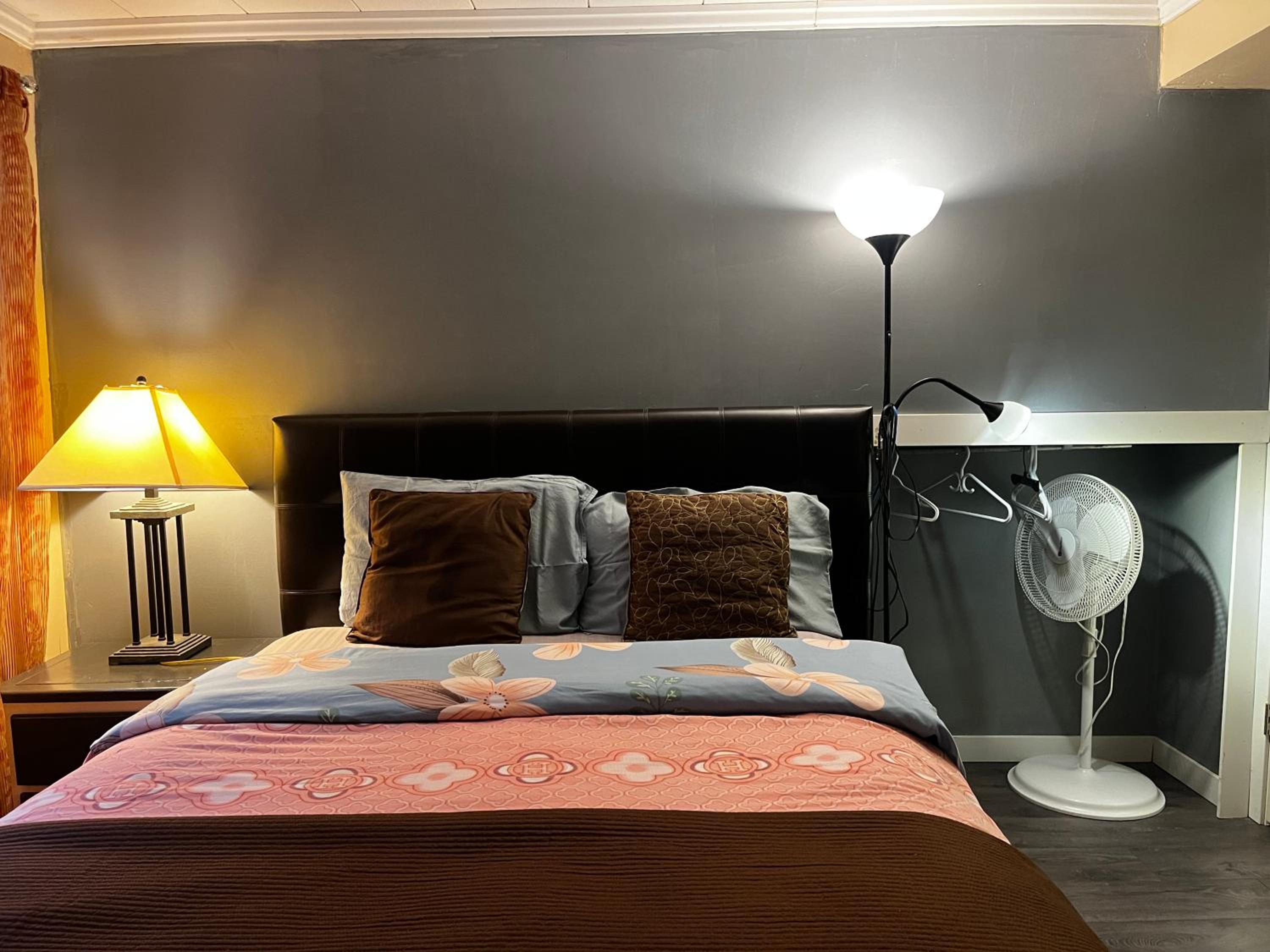 Beautiful room close Airport!