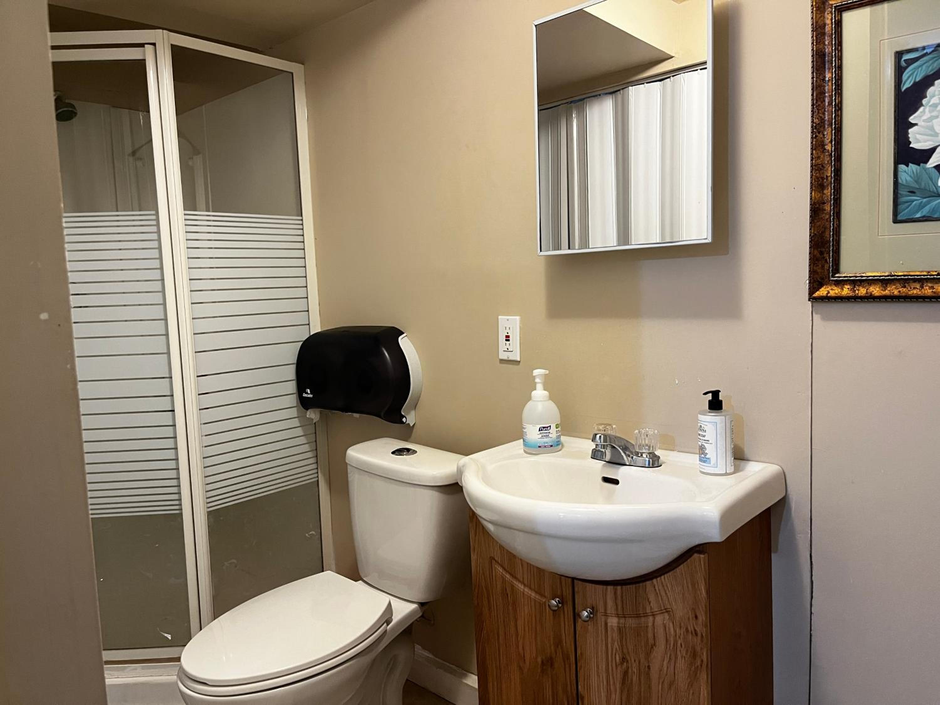 Beautiful room close Airport!
