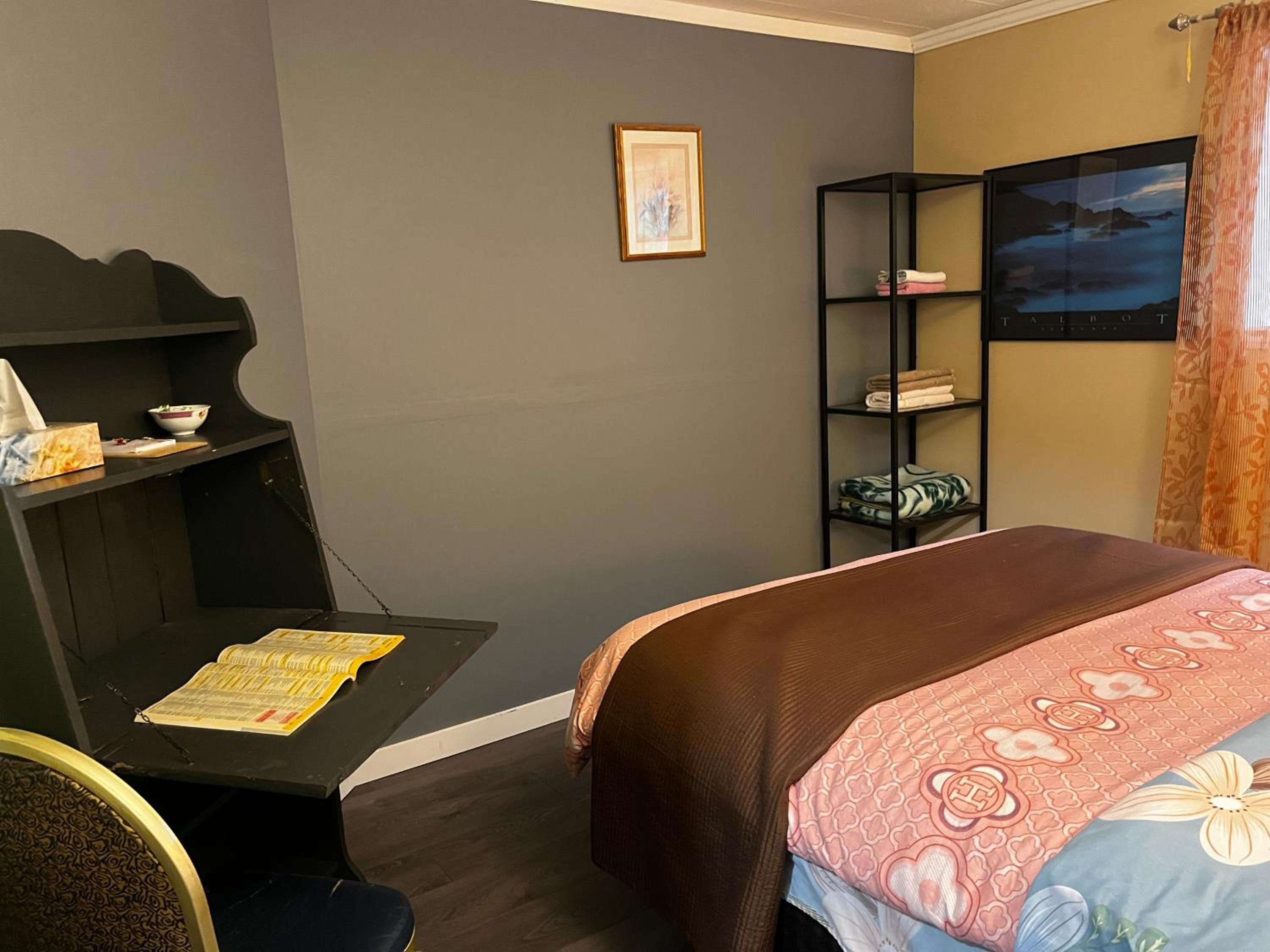 Beautiful room close Airport!
