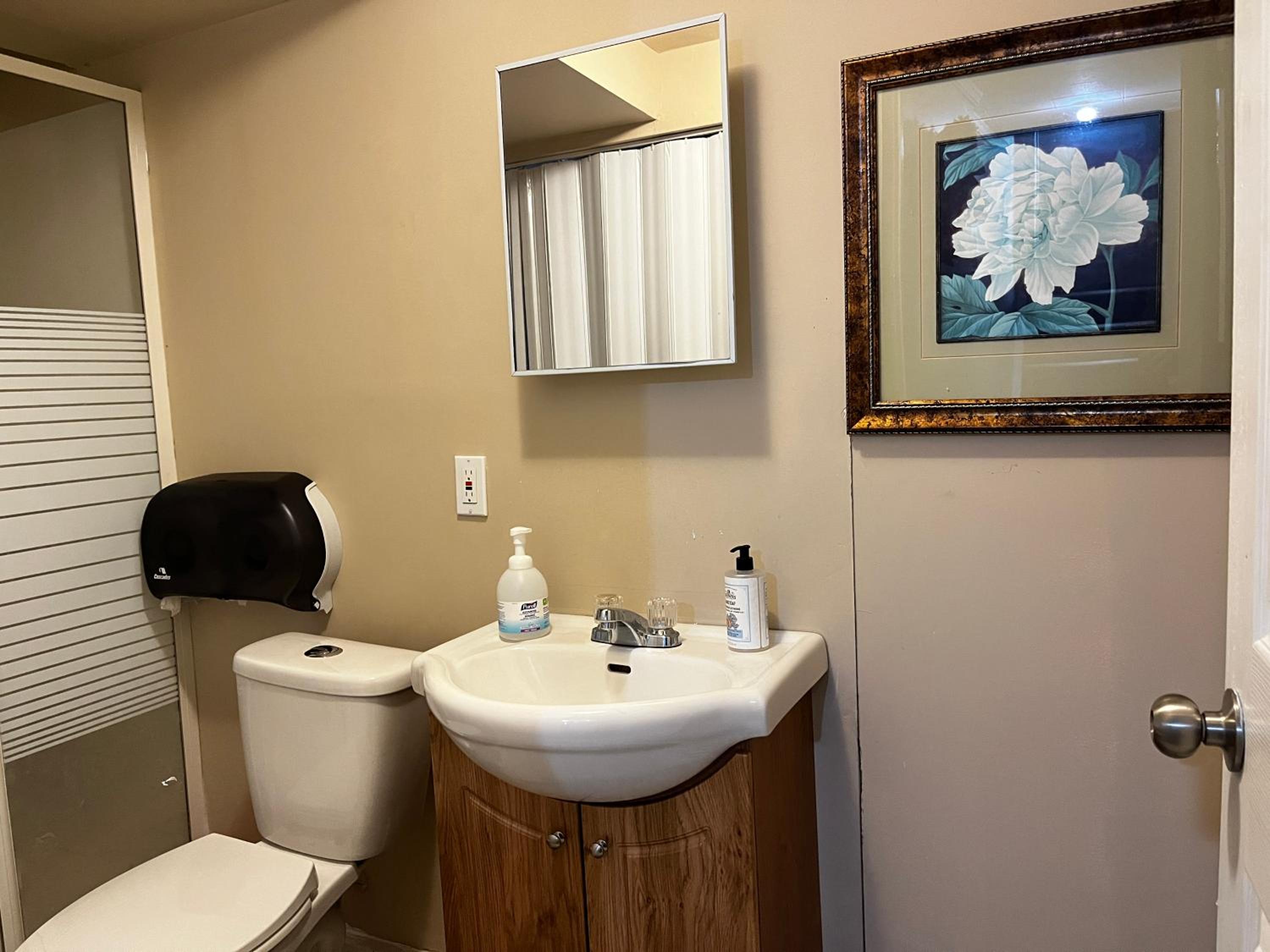Beautiful room close Airport!