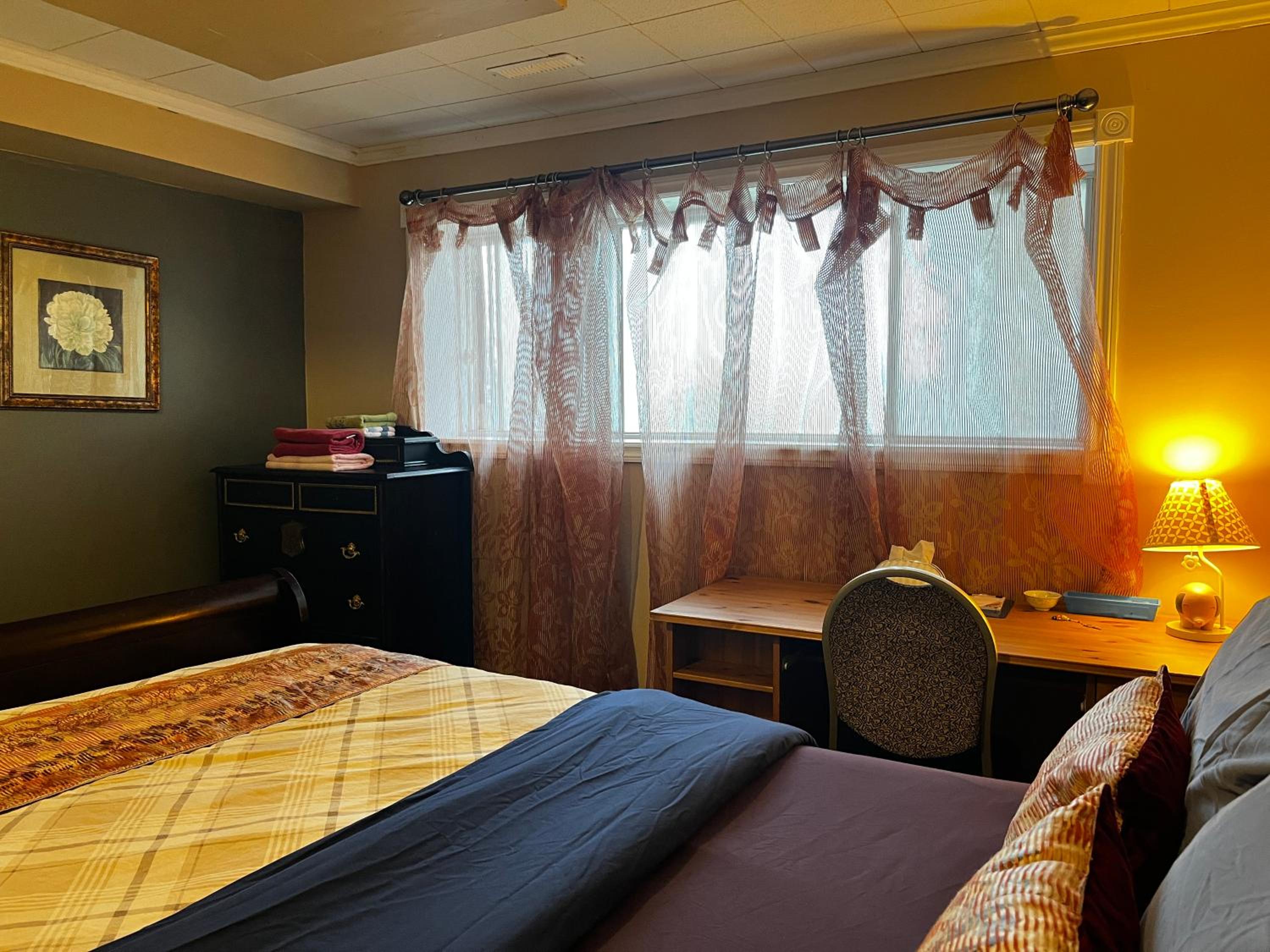 Beautiful room close Airport!