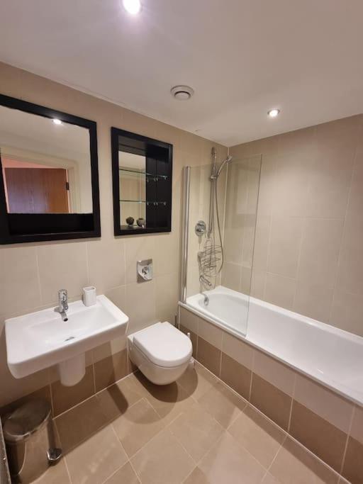 Modern apartment by Leeds dock view 2