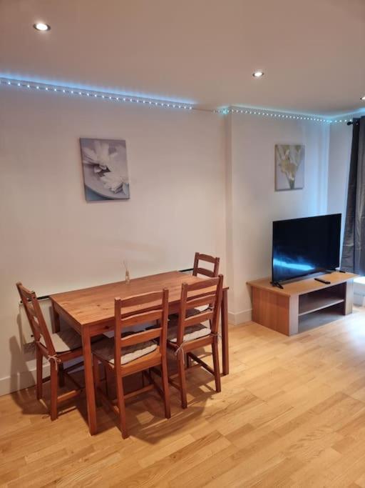Modern apartment by Leeds dock view 3