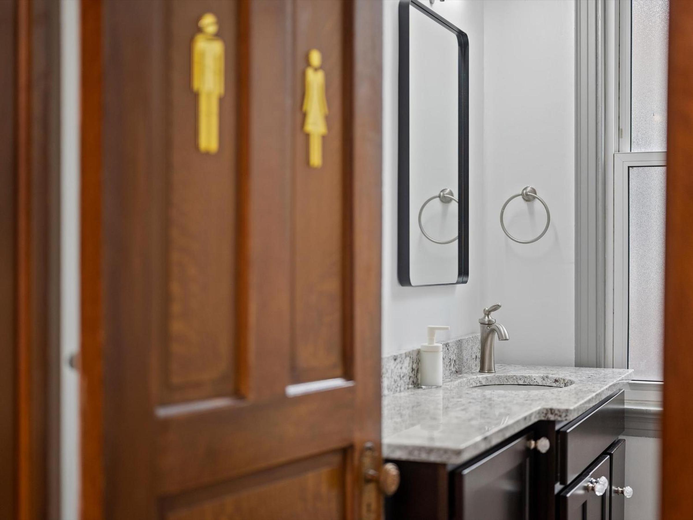 Oakland, Pittsburgh !D Modern and Stylish Private Bedroom with Shared Bathroom