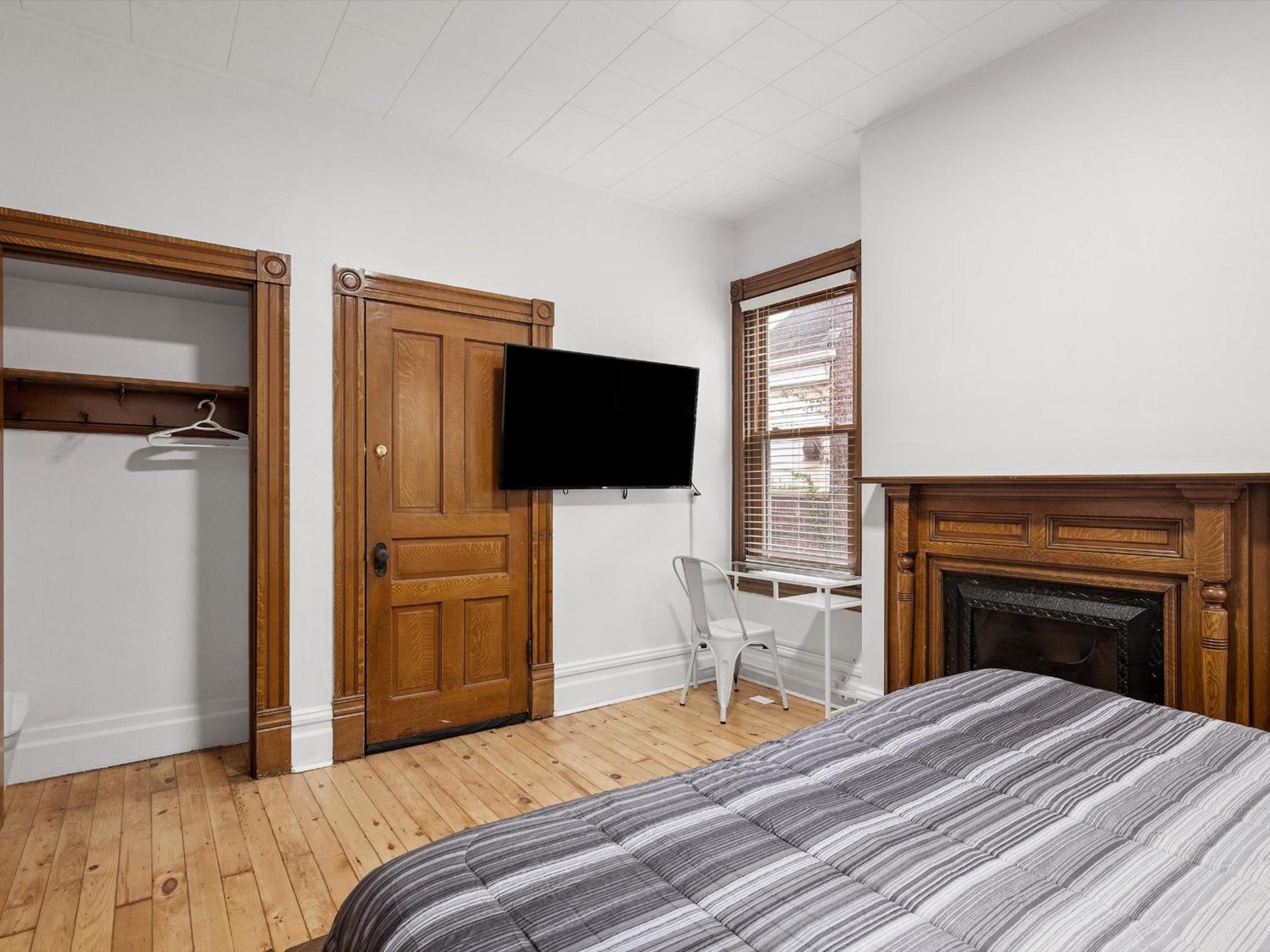 Oakland, Pittsburgh !D Modern and Stylish Private Bedroom with Shared Bathroom