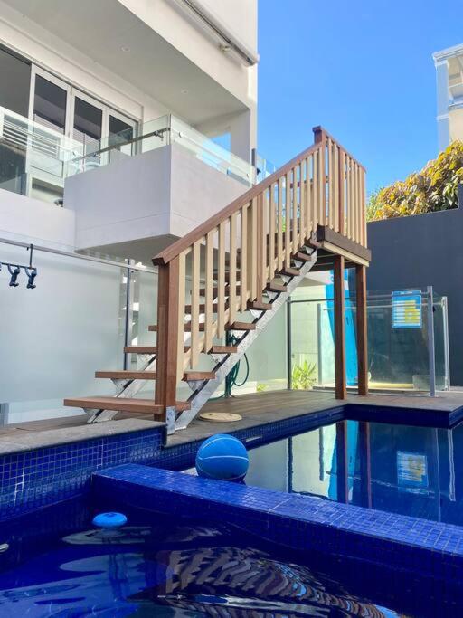 Coolangatta Vacations - Rainbow Bay Dbah Hill Private Pool and Hot tub - Property Image 2