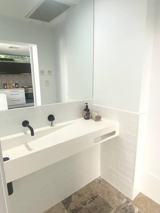 Coolangatta Vacations - Rainbow Bay Dbah Hill Private Pool and Hot tub - Property Image 5