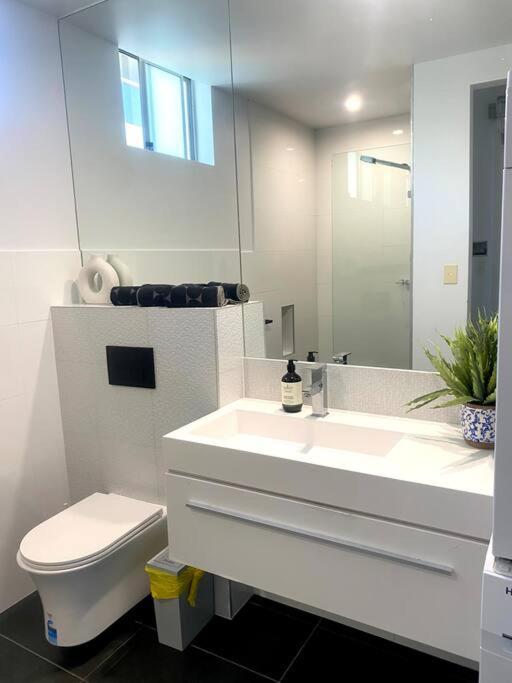 Coolangatta Vacations - Rainbow Bay Dbah Hill Private Pool and Hot tub - Property Image 5