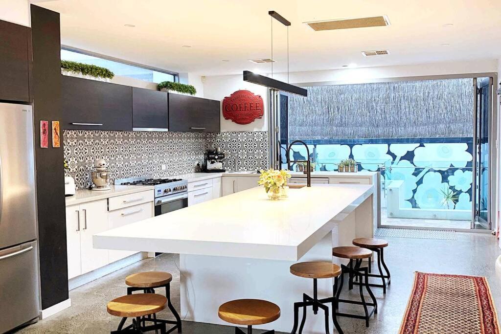 Coolangatta Vacations - Rainbow Bay Dbah Hill Private Pool and Hot tub - Property Image 1
