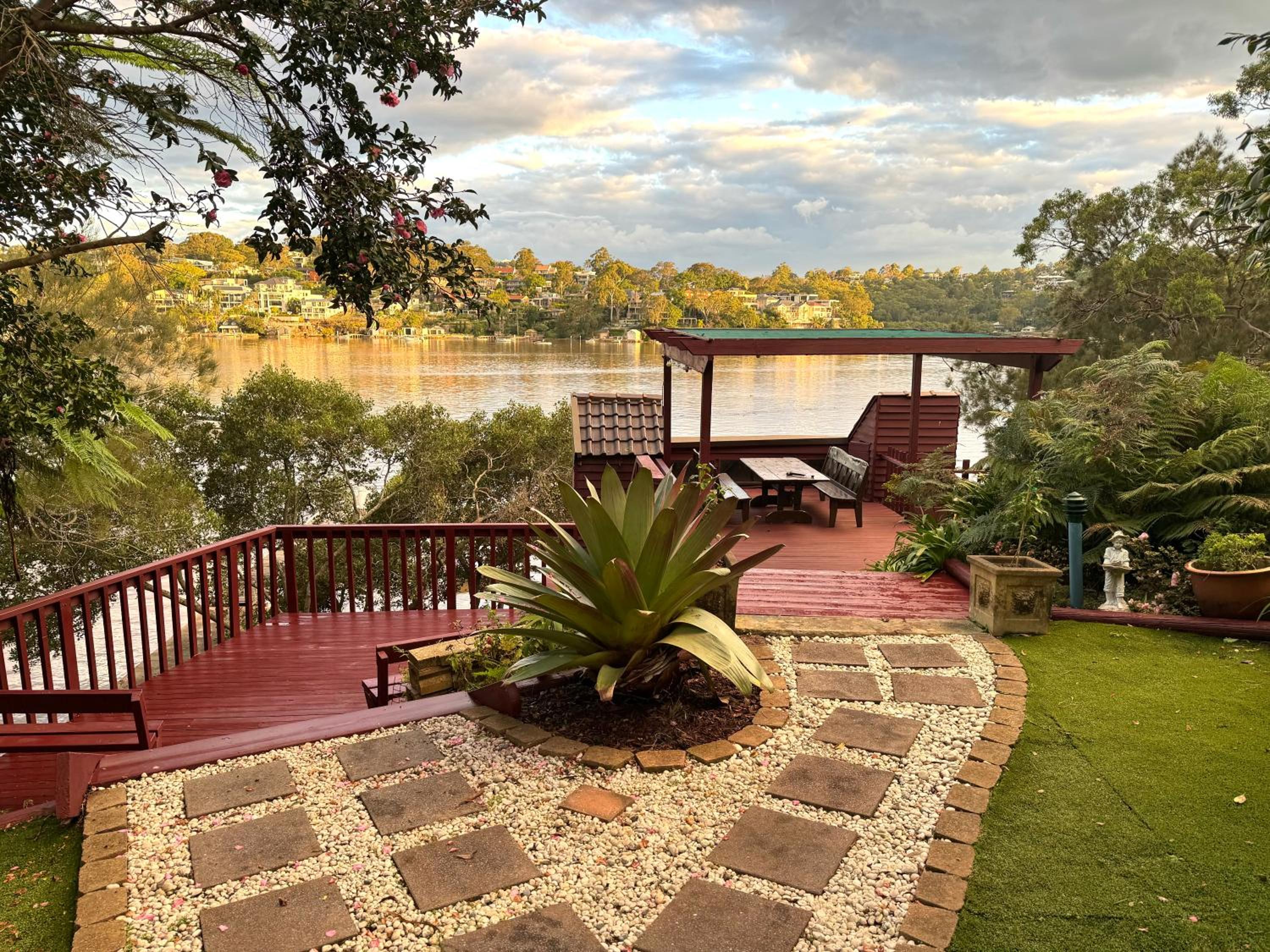 Waterfront Home In Oatley