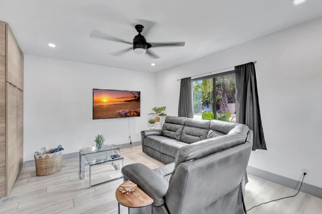 Contemporary 3BR 3 BA Duplex, Amazing Outdoor Area view 5