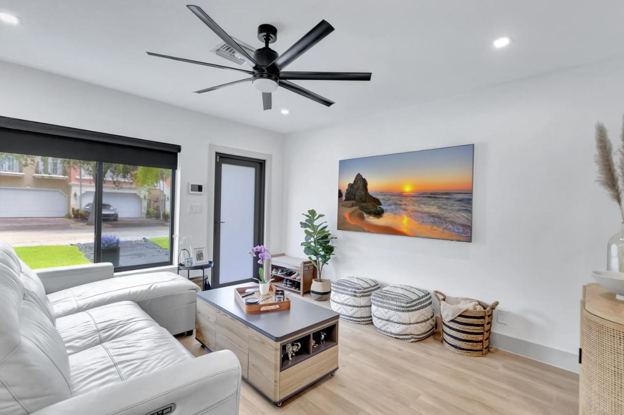Contemporary 3BR 3 BA Duplex, Amazing Outdoor Area view 4