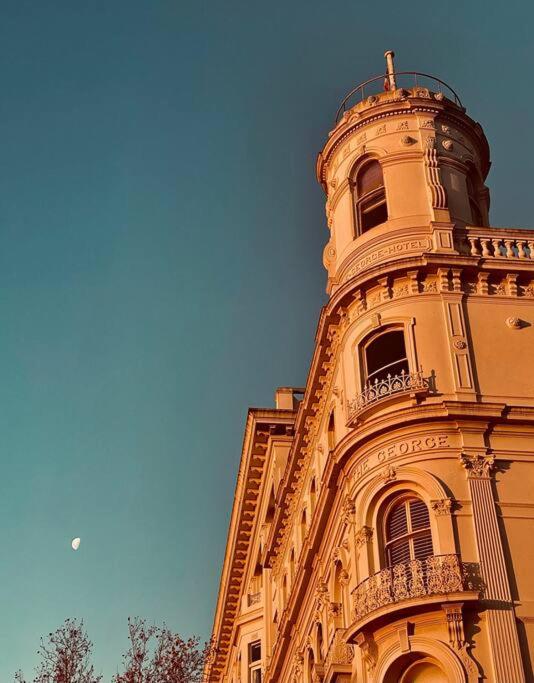 Studio in Iconic Heritage Building near Albert Park