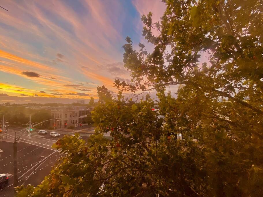 Studio in Iconic Heritage Building near Albert Park