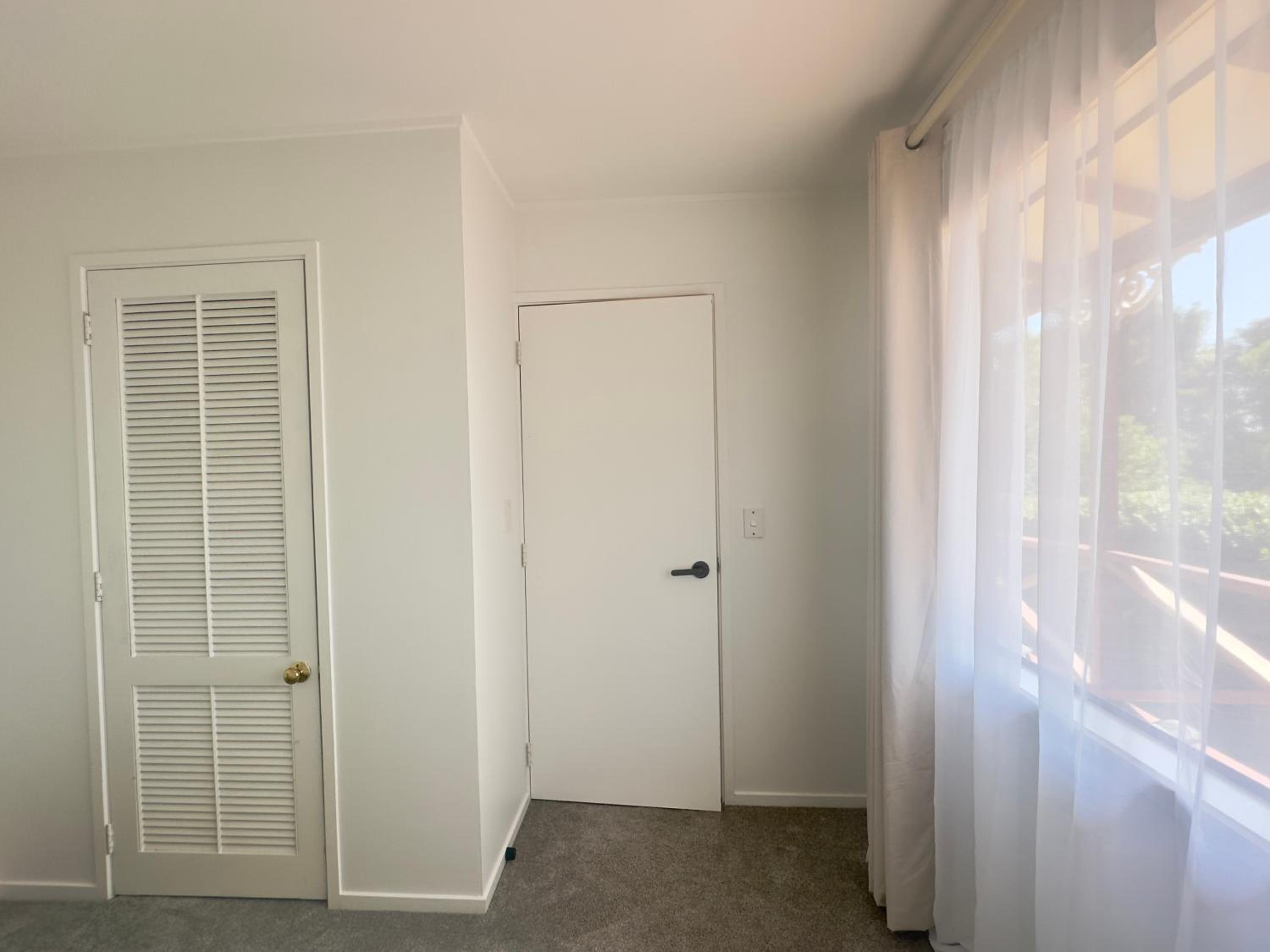 Private room with separate bathroom and carpark view 5