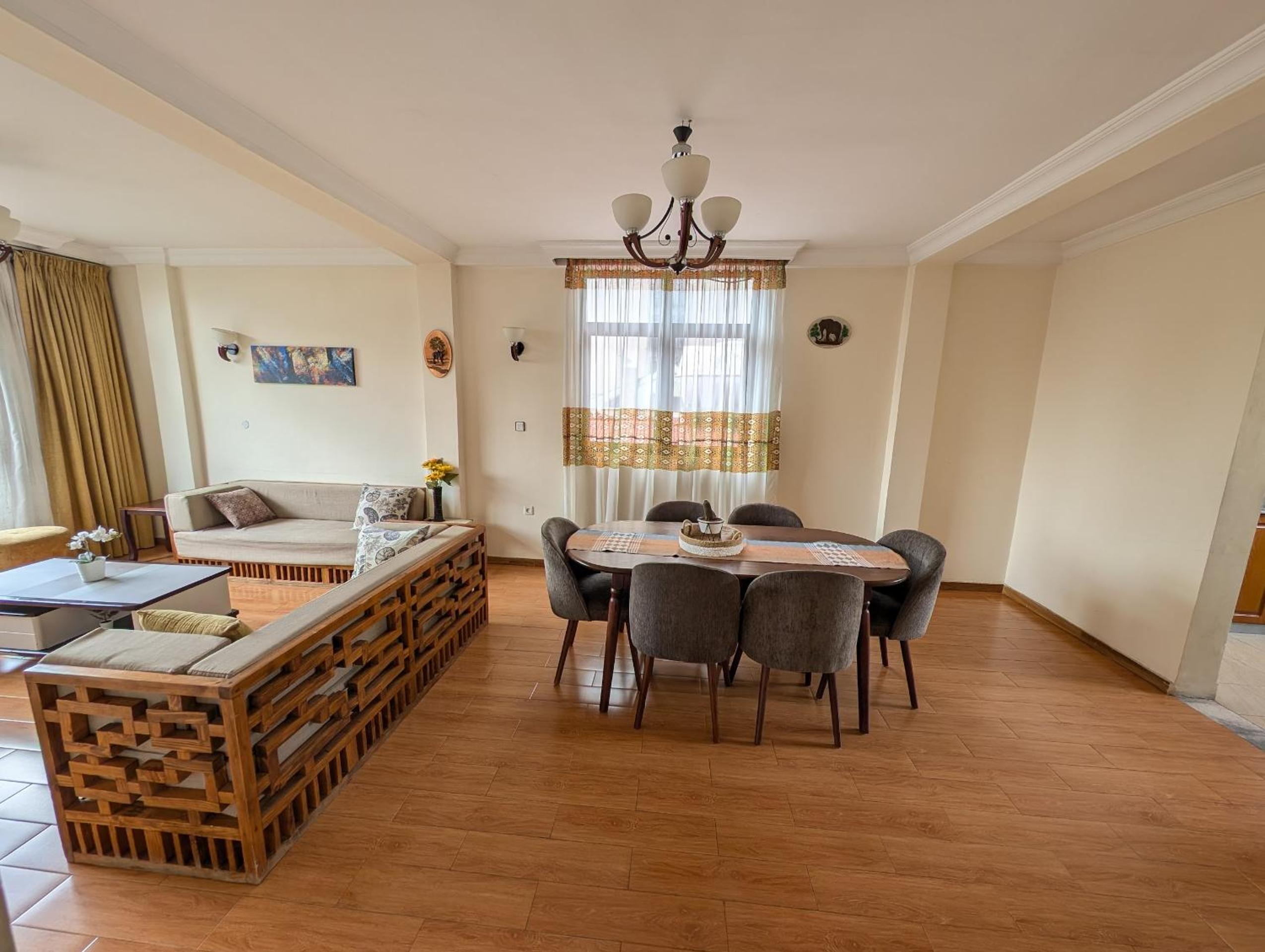 Bright, Modern 2 Bedroom Apt - Secure & Close to Airport view 2