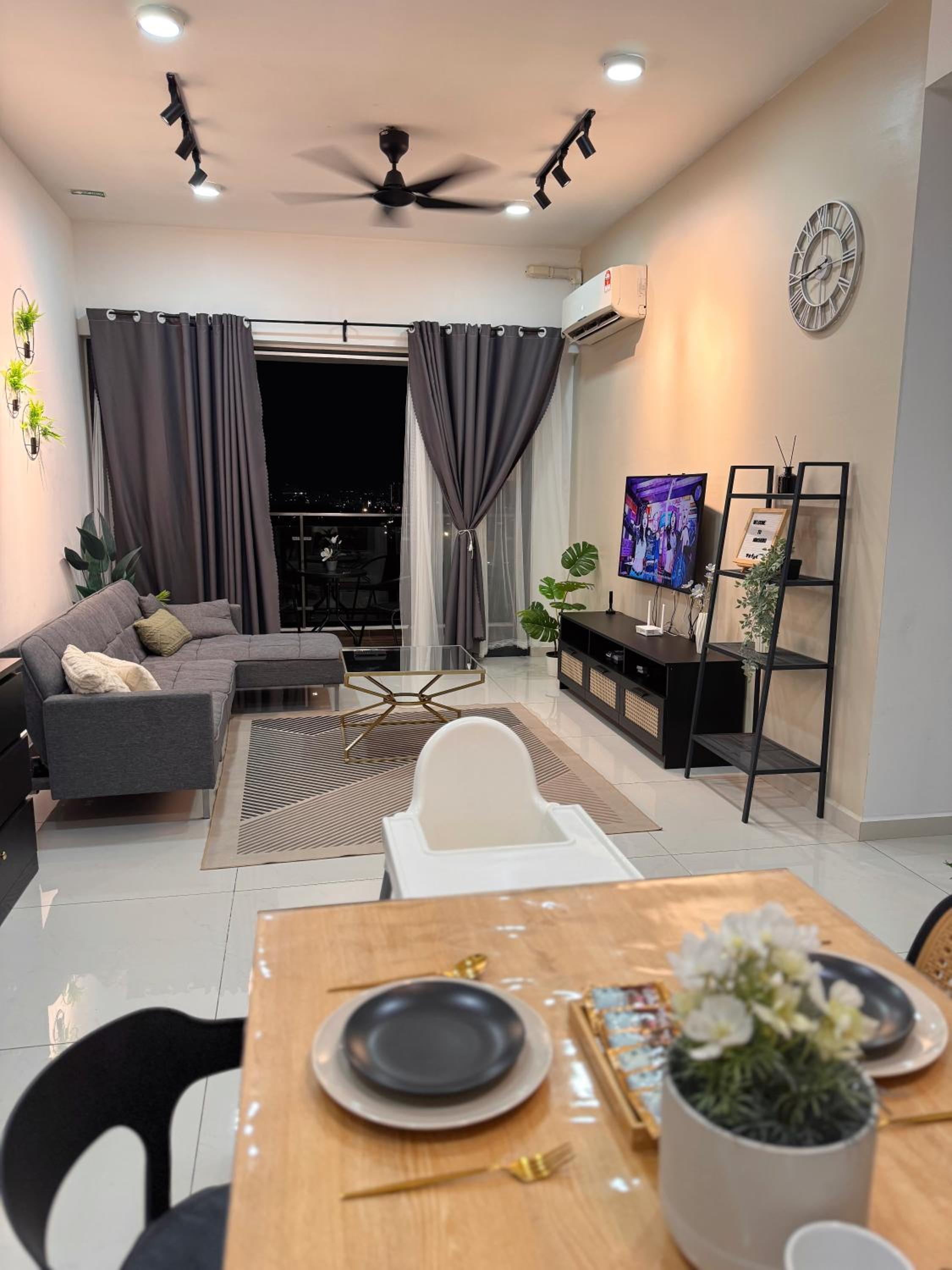 Wind Serenity at Country Garden Danga Bay with 2CarParks FOC Netflix Access and YouTube Premium 3Beds3Bath for 6-13pax by Minshuku