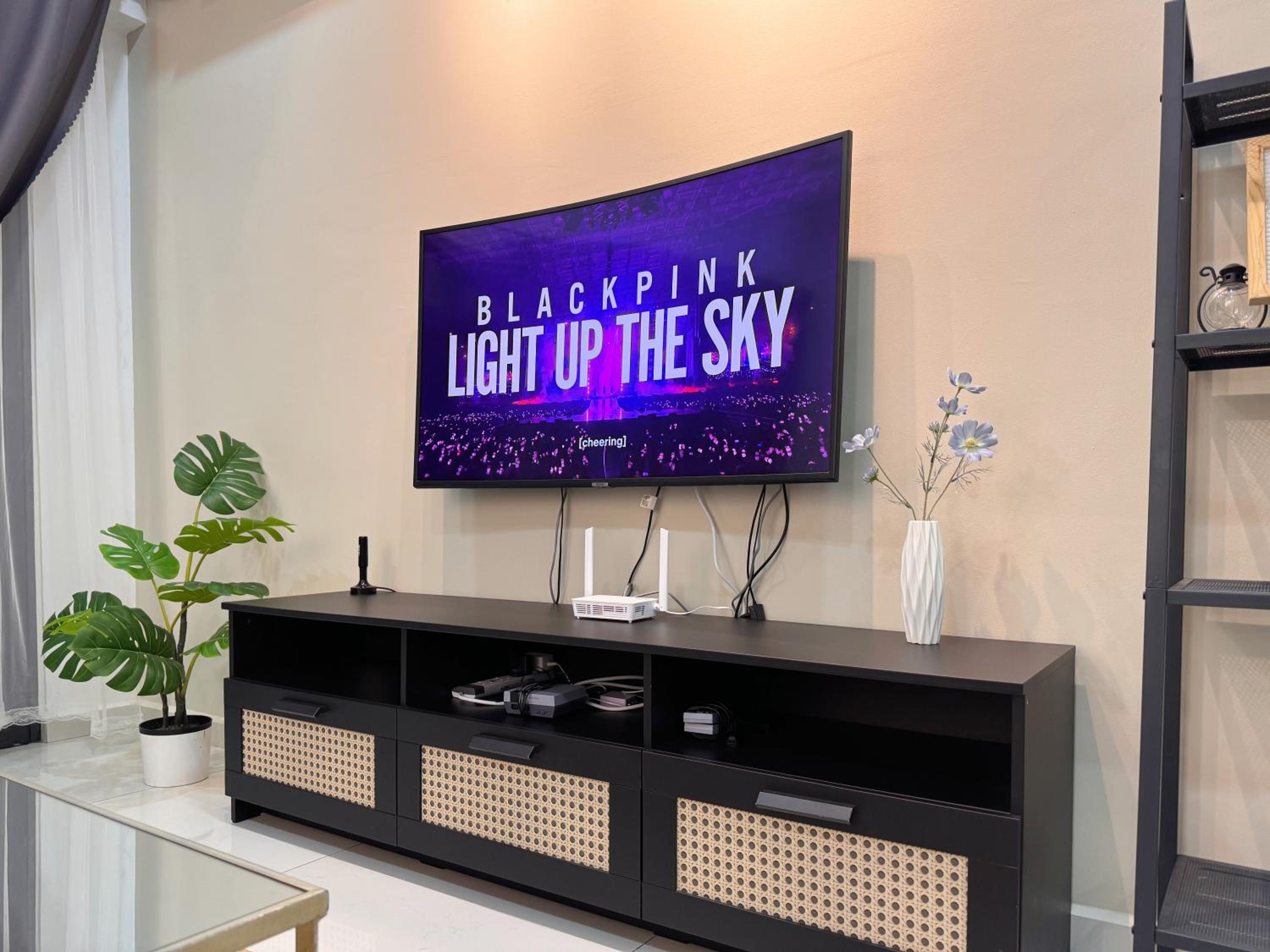 Wind Serenity at Country Garden Danga Bay with 2CarParks FOC Netflix Access and YouTube Premium 3Beds3Bath for 6-13pax by Minshuku