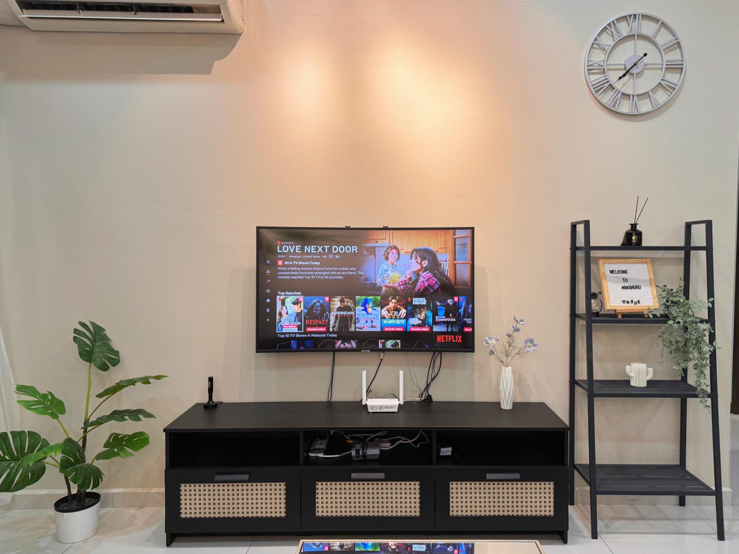 Wind Serenity at Country Garden Danga Bay with 2CarParks FOC Netflix Access and YouTube Premium 3Beds3Bath for 6-13pax by Minshuku