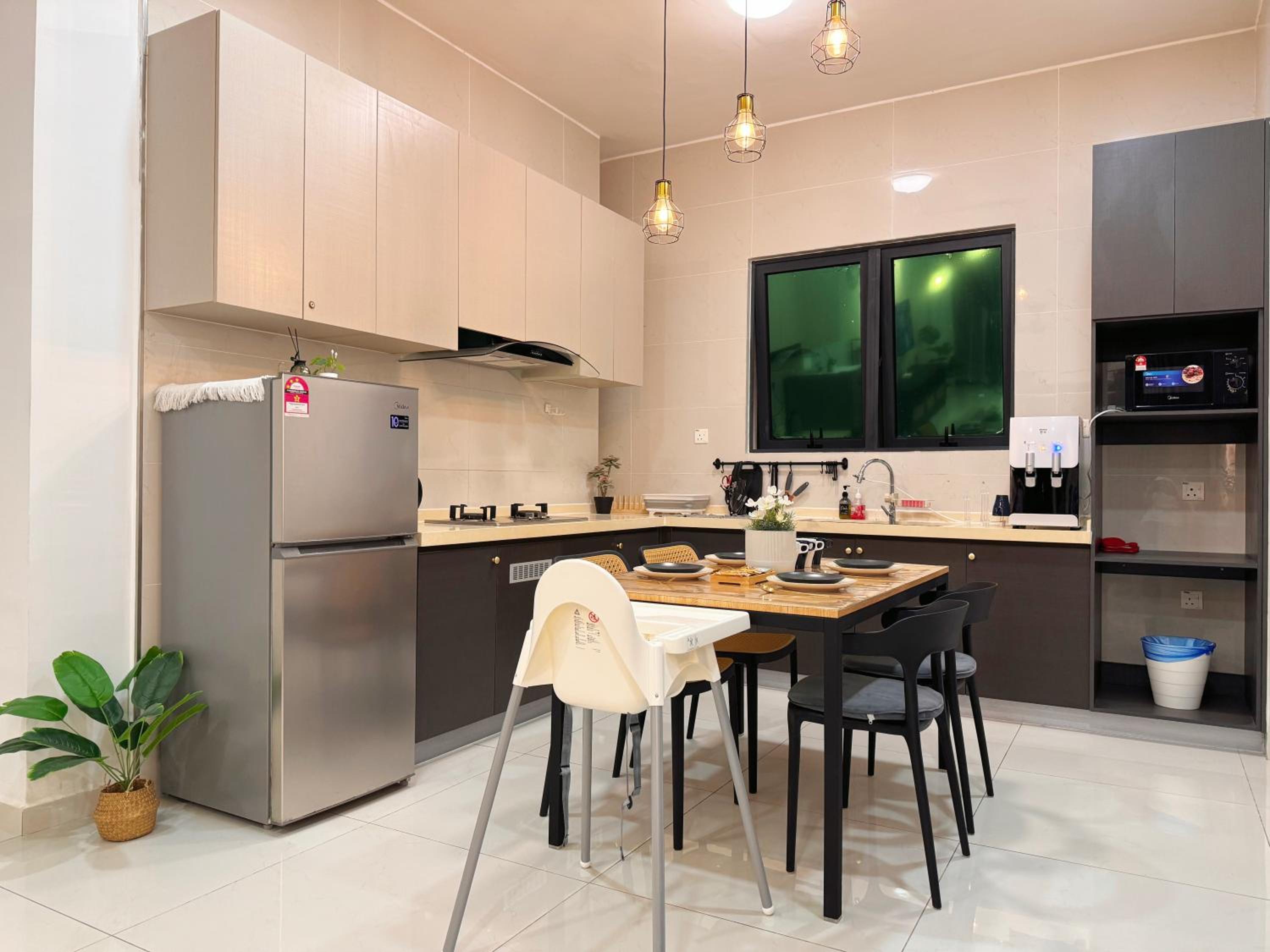 Wind Serenity at Country Garden Danga Bay with 2CarParks FOC Netflix Access and YouTube Premium 3Beds3Bath for 6-13pax by Minshuku