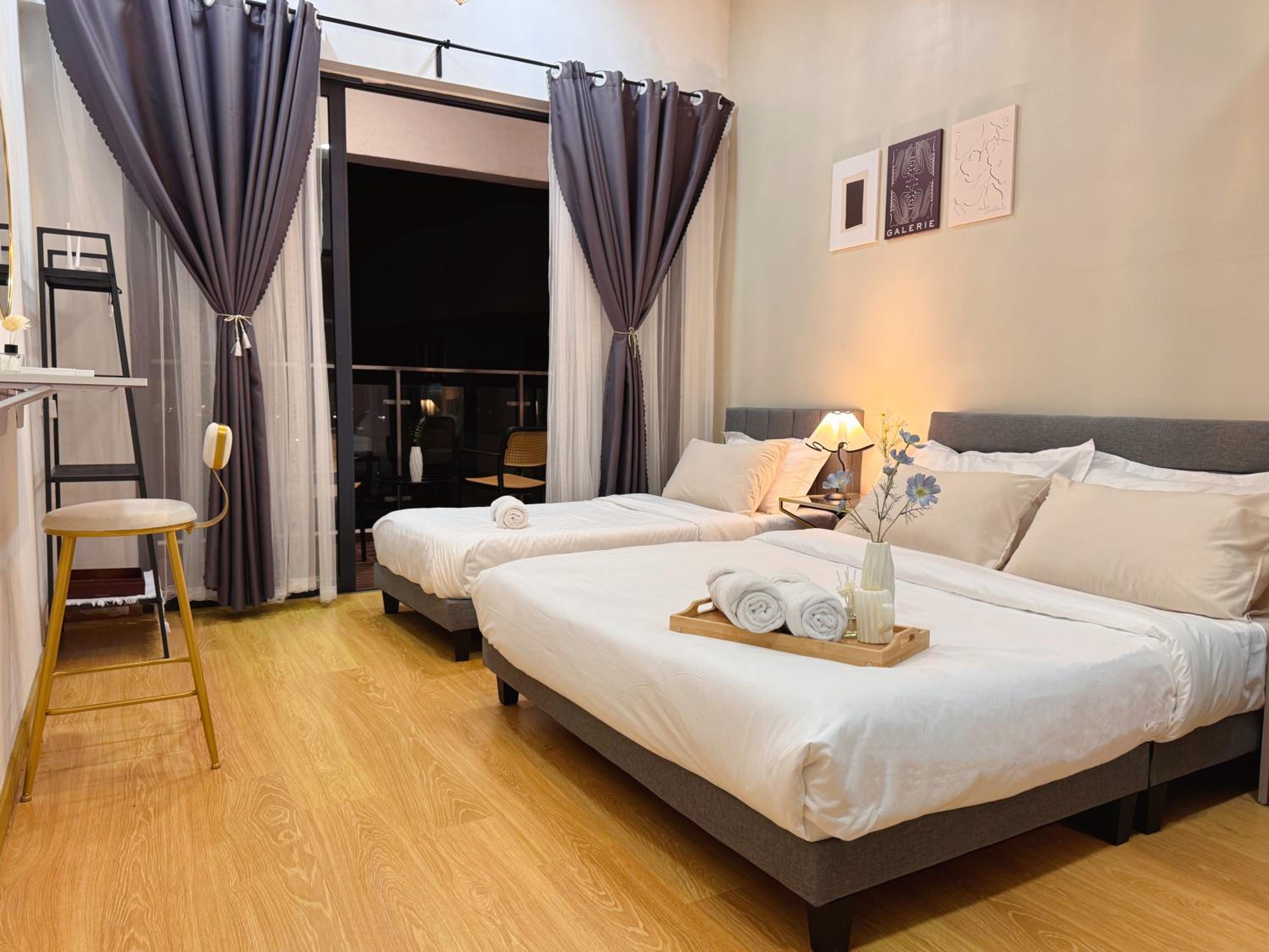 Wind Serenity at Country Garden Danga Bay with 2CarParks FOC Netflix Access and YouTube Premium 3Beds3Bath for 6-13pax by Minshuku