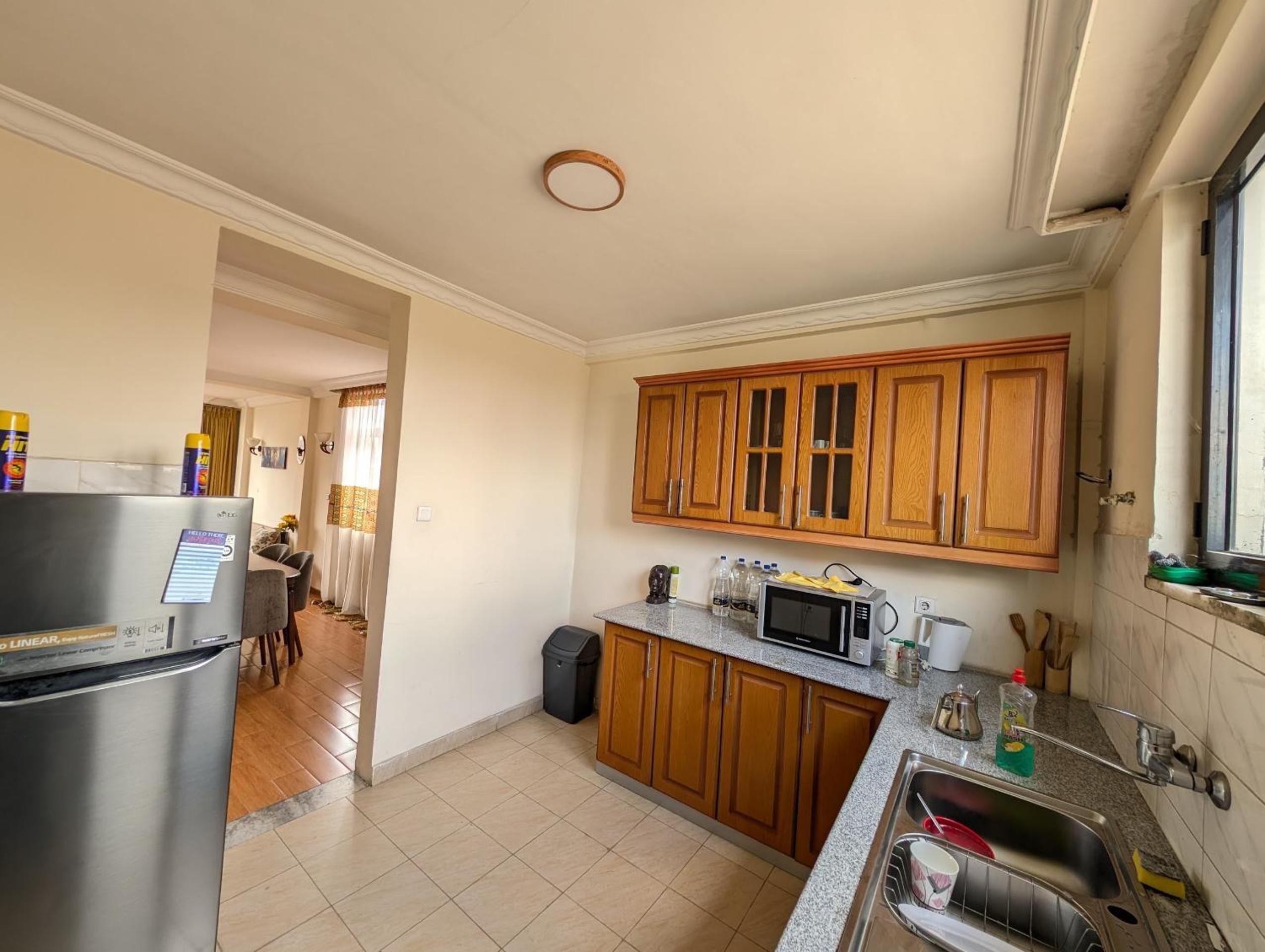 Bright, Modern 2 Bedroom Apt - Secure & Close to Airport view 4