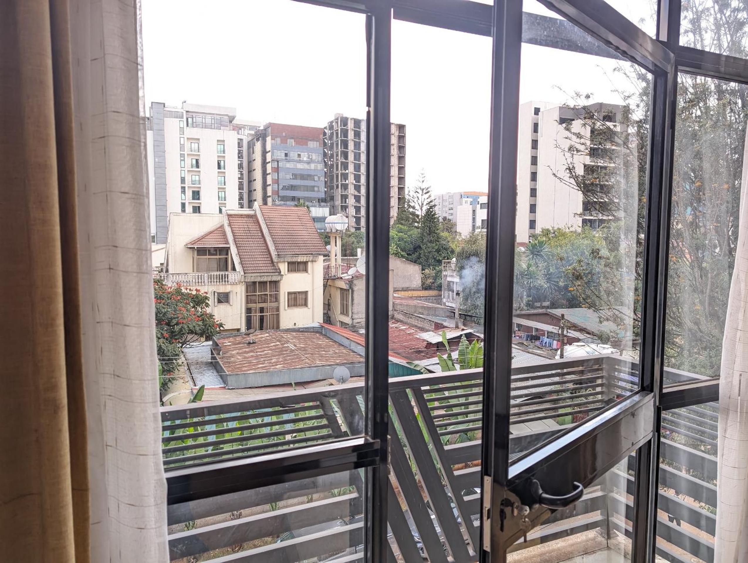 Bright, Modern 2 Bedroom Apt - Secure & Close to Airport view 5