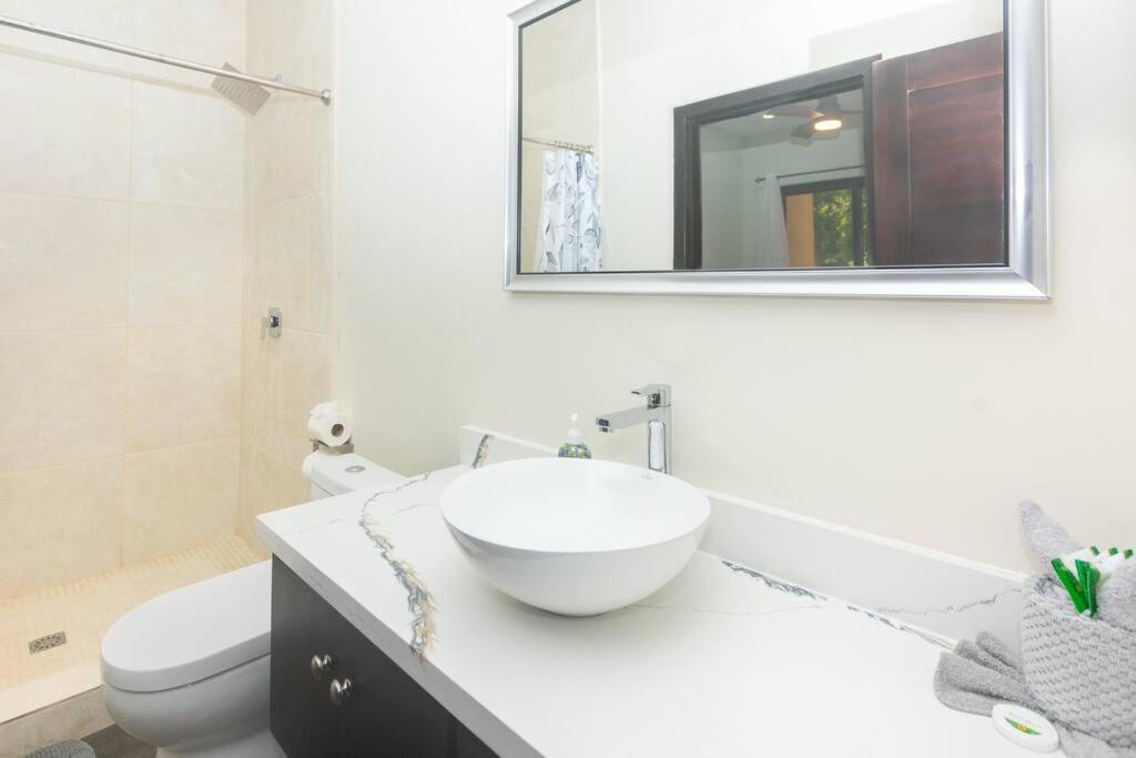 Island escape 1 Bdrm concierge service in west end 1 view 3