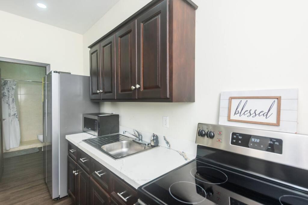 Island escape 1 Bdrm concierge service in west end 1 view 4
