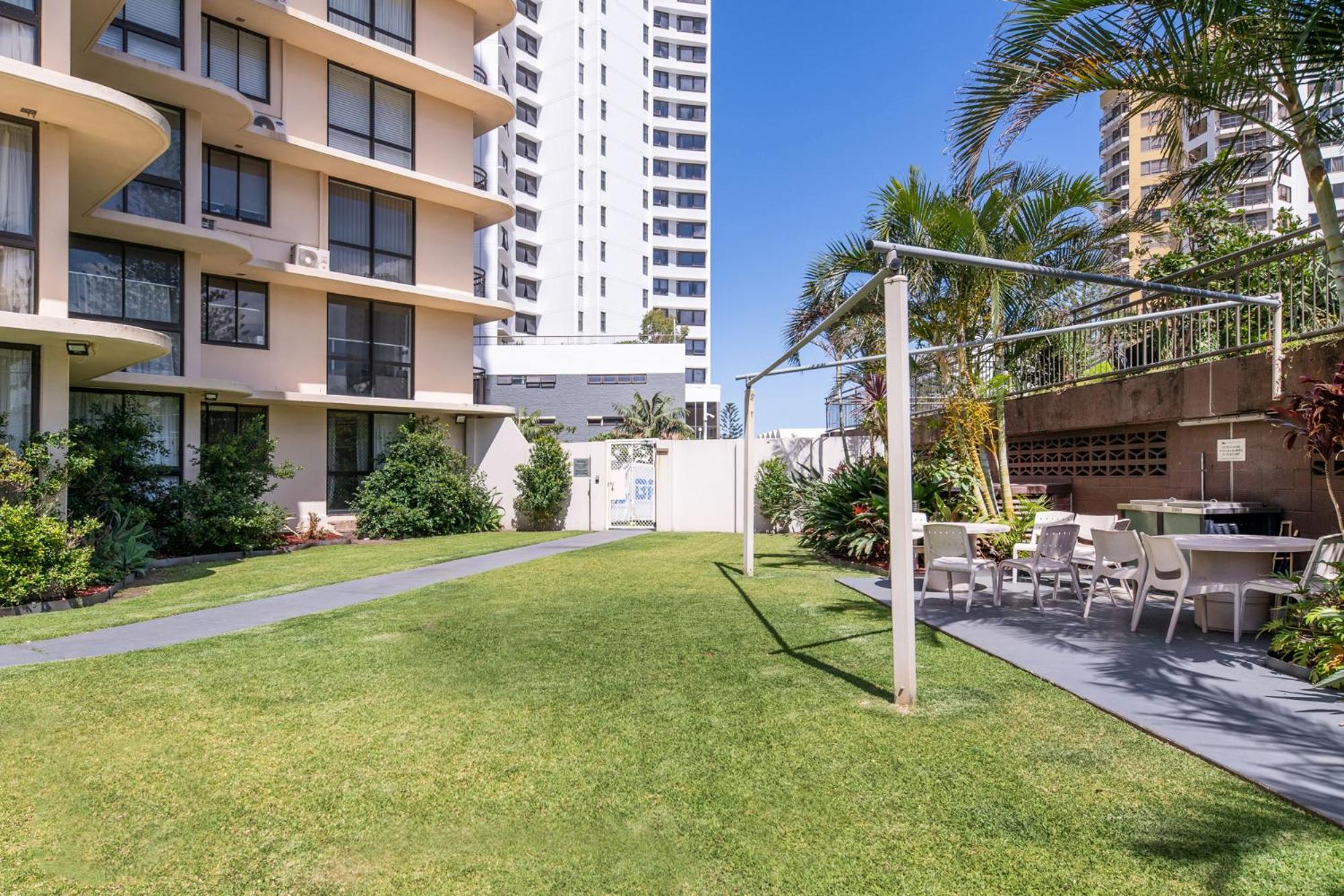 SURFERS PARADISE ABSOLUTE BEACHFRONT WITH VIEWS, 24th FLOOR , 1 br Apt - IDEAL FOR COUPLES or 2 PPL TRAVELLING TOGETHER