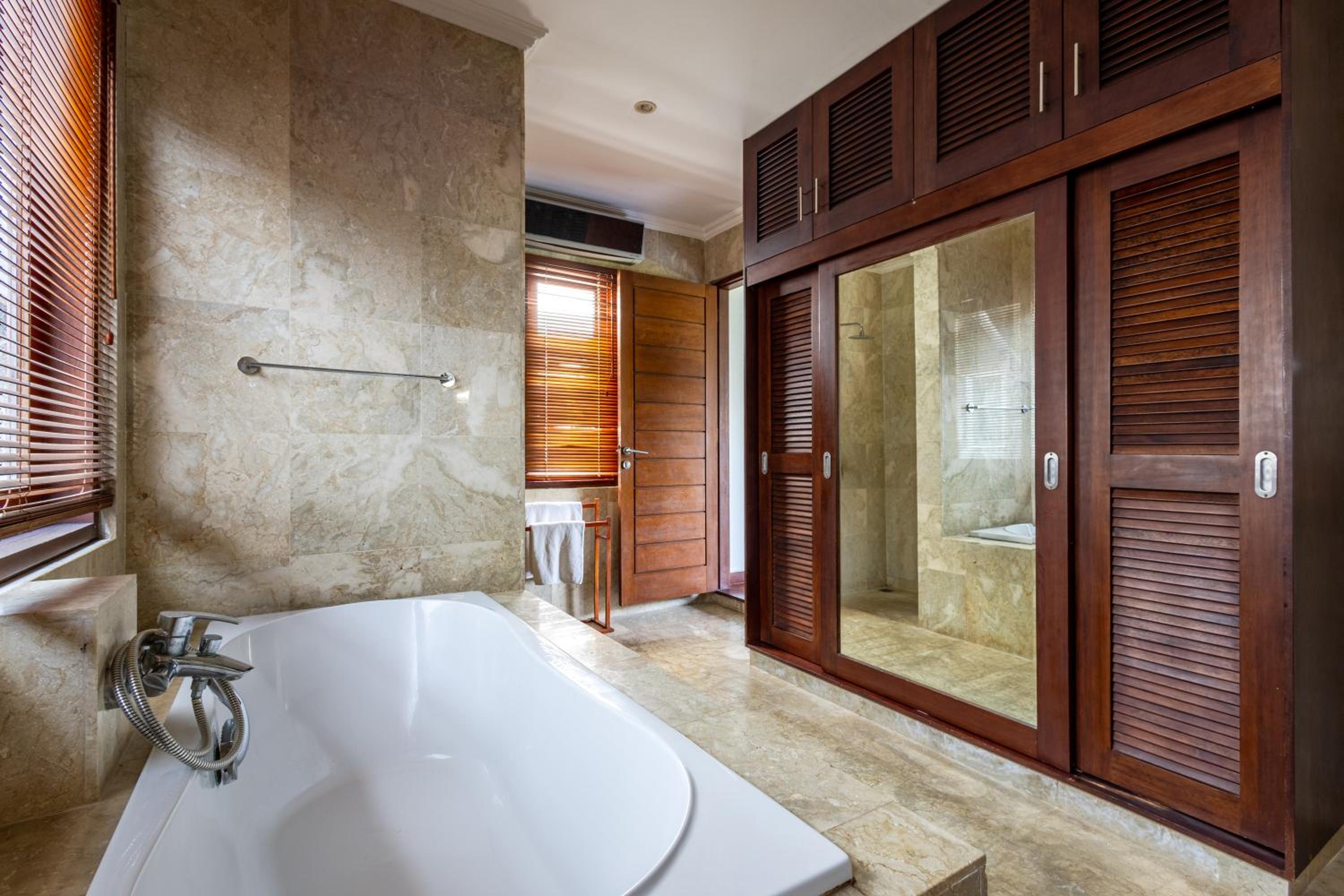 NEW Deluxe Resort - Jacuzzi And Private Sauna view 2