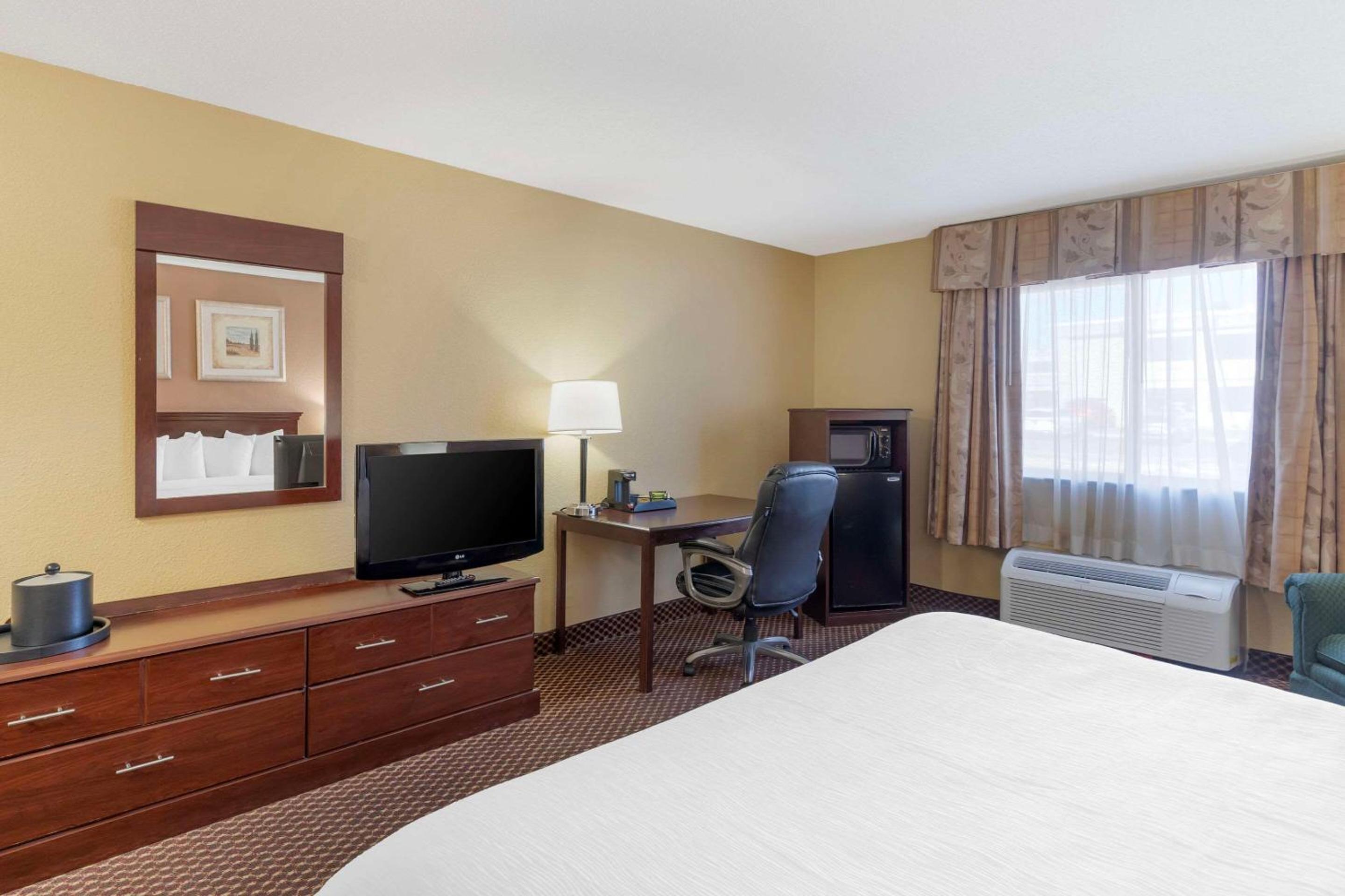 Bloomington Vacations - Quality Inn  Suites Bloomington University Area - Property Image 22