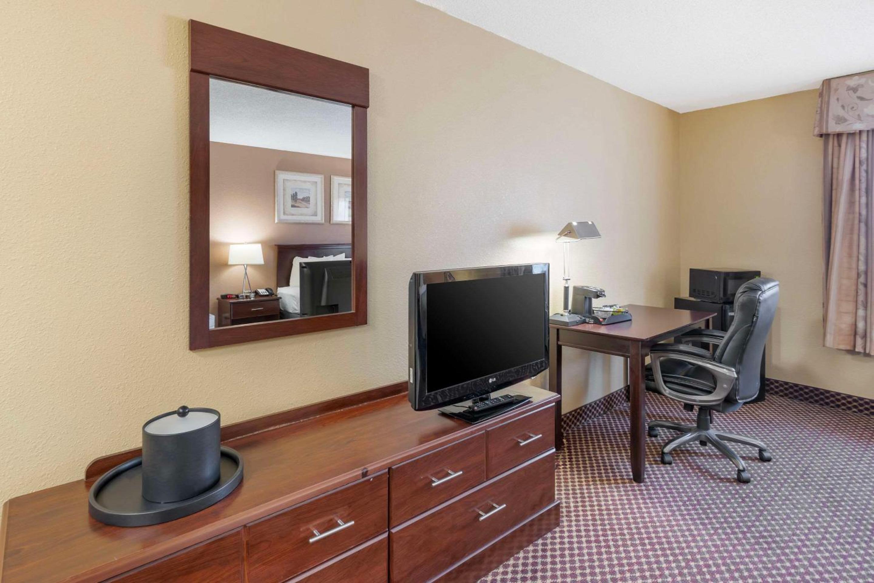 Bloomington Vacations - Quality Inn  Suites Bloomington University Area - Property Image 10