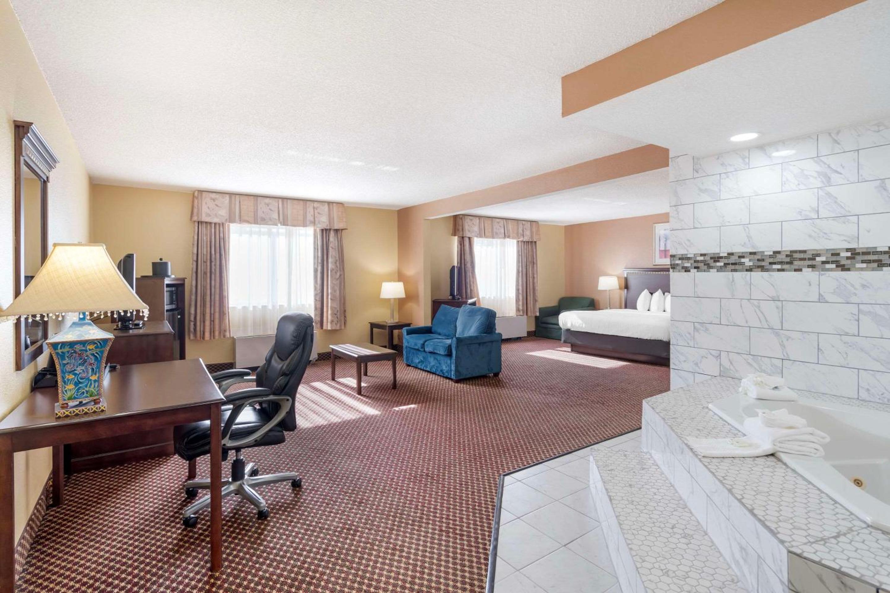 Bloomington Vacations - Quality Inn  Suites Bloomington University Area - Property Image 8