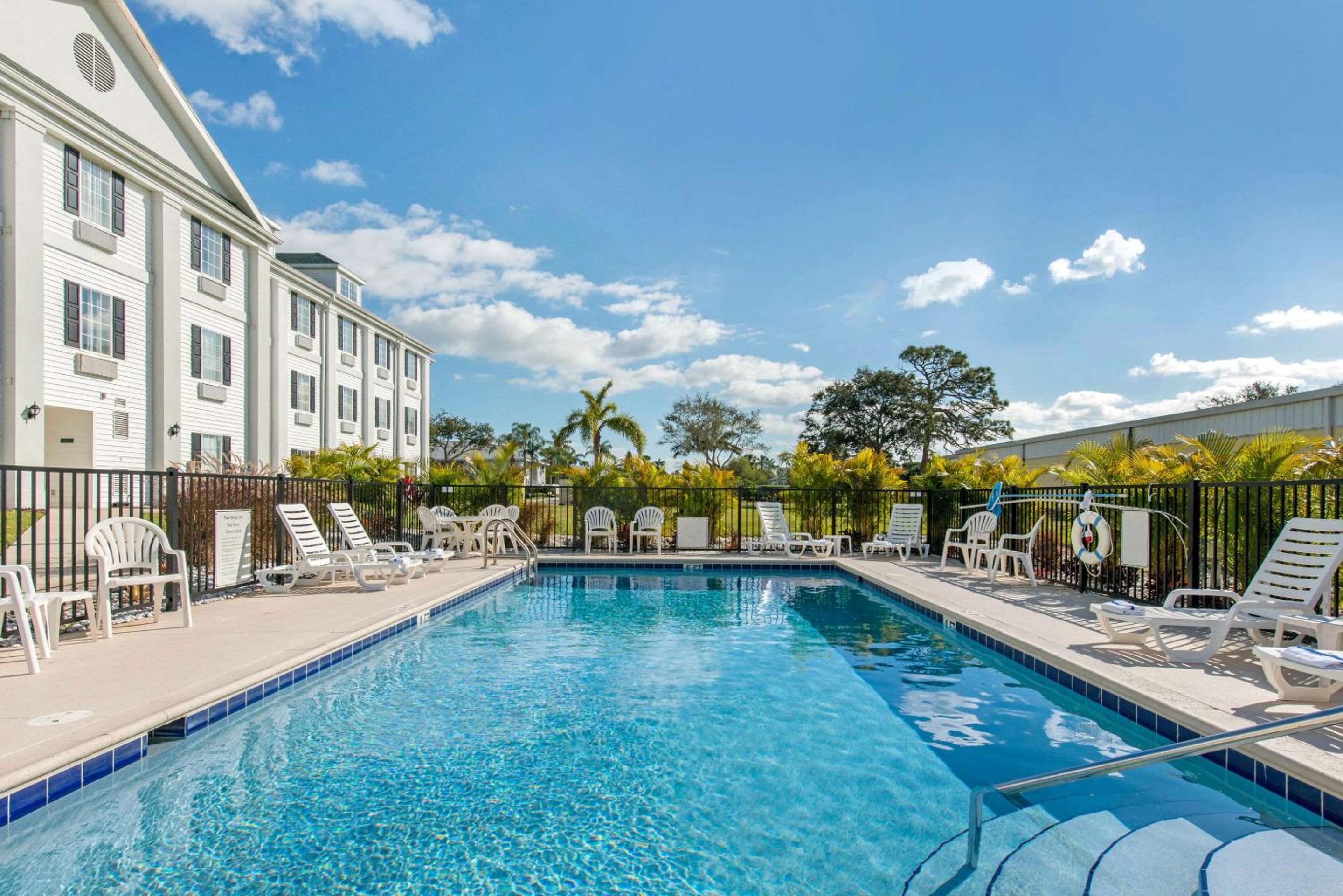 Quality Inn Palm Bay - Melbourne I-95 - Image 2